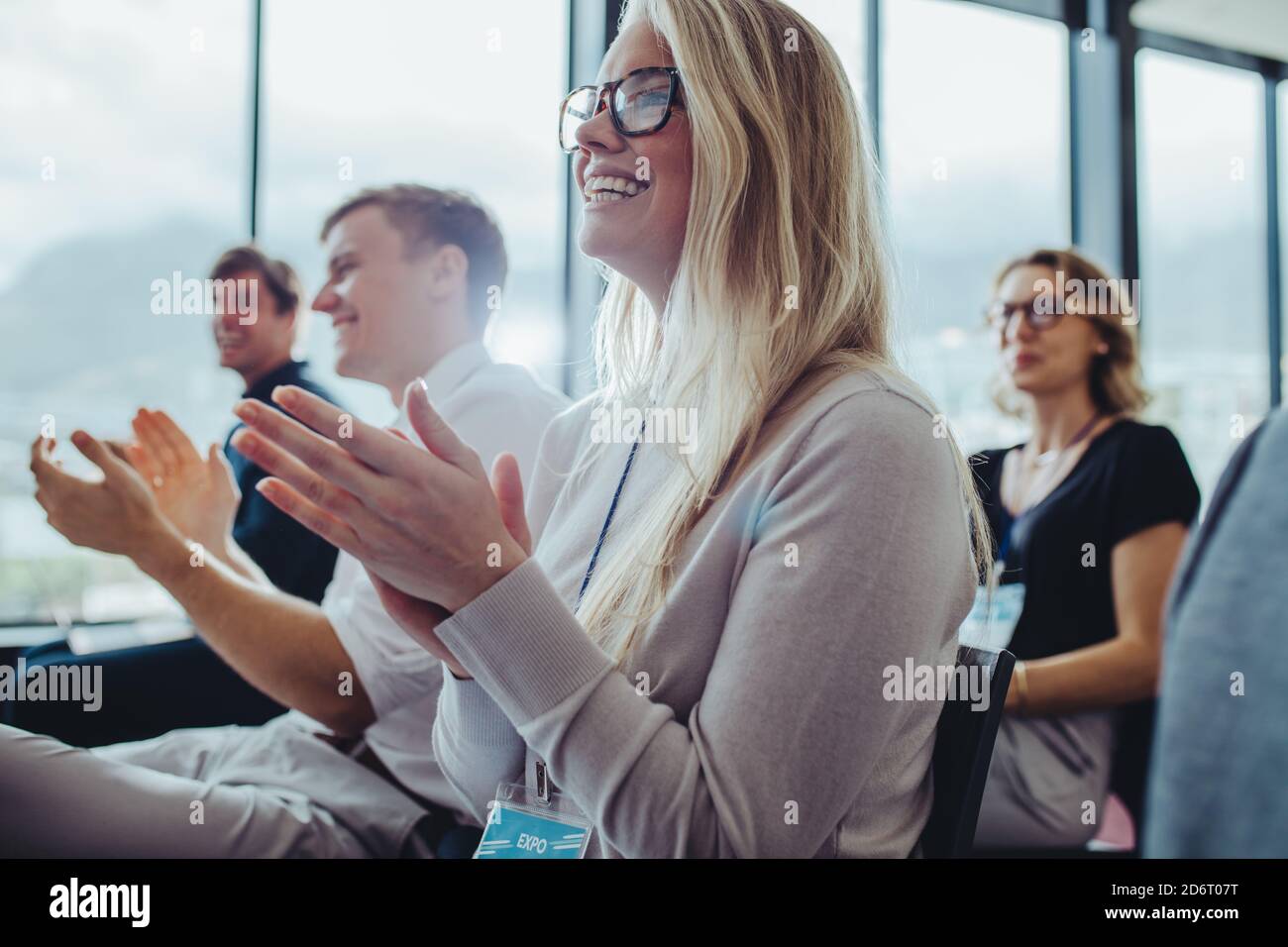 Gruppe von Geschäftsleuten, die beim Seminar die Hände klatschen. Geschäftsleute, die an einer Konferenz teilnehmen, klatschen an den Händen. Stockfoto