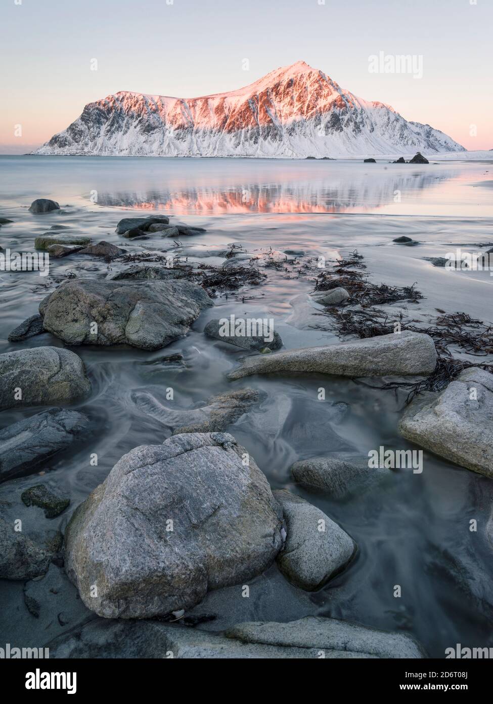 Sonnenaufgang über Flakstad und Skagsanden Strand. Die Küste bei Flakstad, Insel Flakstadoya. Die Lofoten-Inseln im Norden Norwegens im Winter. Europa Stockfoto