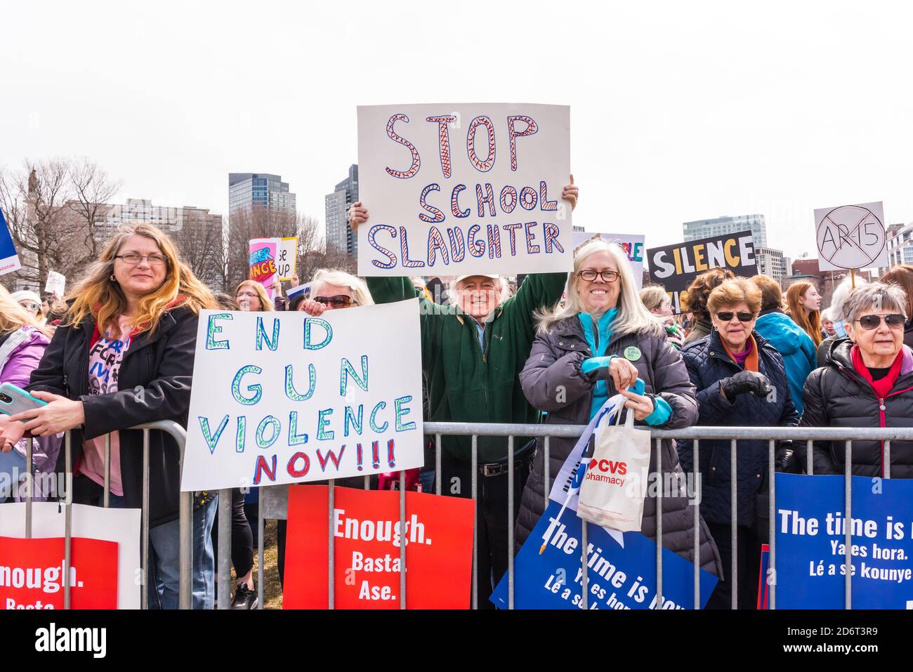 Große Menge von Demonstranten, die hinter den Barrieren beim Marsch um unser Leben warten, protestieren gegen Gesetze, die den Zugang zu Waffen erlauben, was zu Schusswaffen führt. Stockfoto