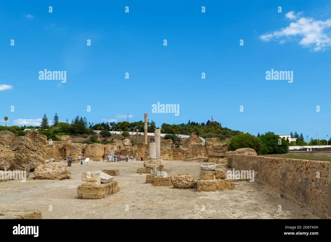 Ruinen der Antonius-Bäder in Karthago, Tourgruppe im Hintergrund. Tunesien Stockfoto