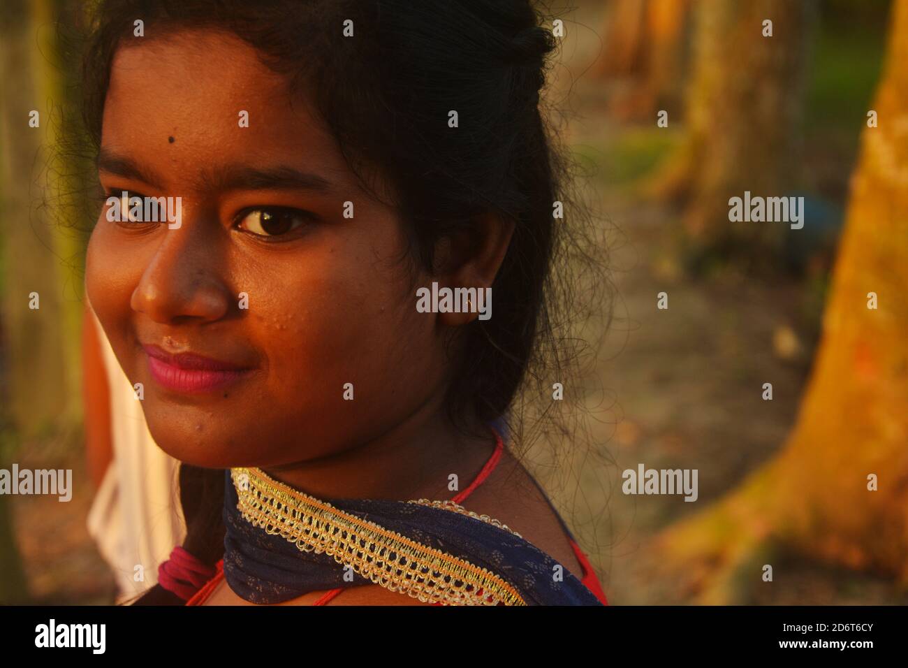 Nahaufnahme eines Teenagers in traditionellen bengalischen Kleidern und lächelnd, selektive Fokussierung Stockfoto
