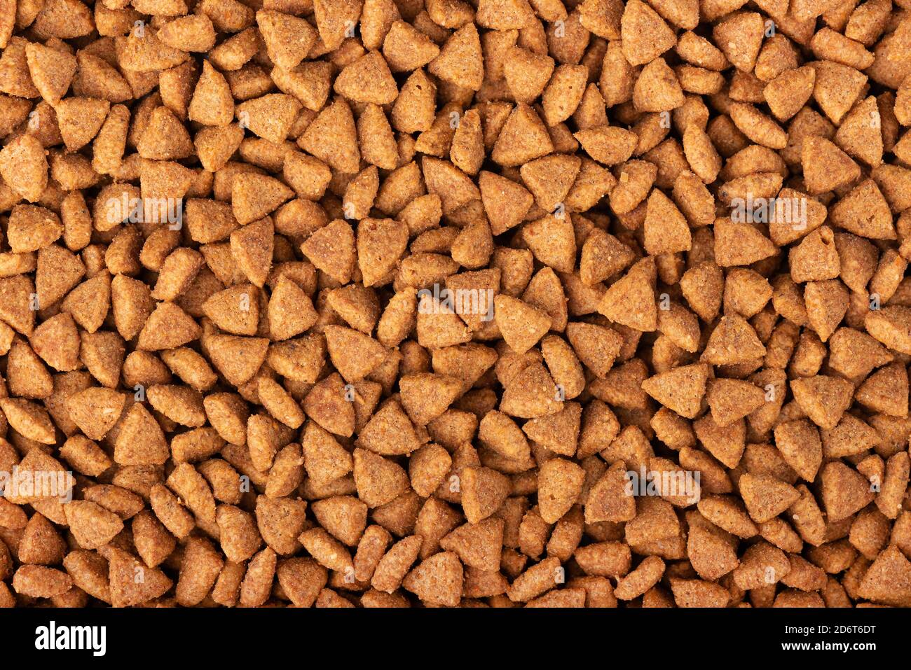 Trockene Tierfutter Hintergrund. Haufen granulierter Tierfuttermittel. Granulat guter Ernährung für Hunde und Katzen. Stockfoto