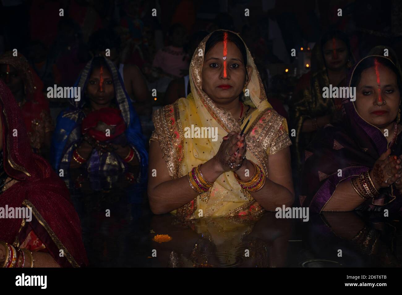 Indische Frauen, die chhath pooja.Chhath durchführen, ist ein altes hinduistisches vedisches Festival.Chhath Parva. Stockfoto