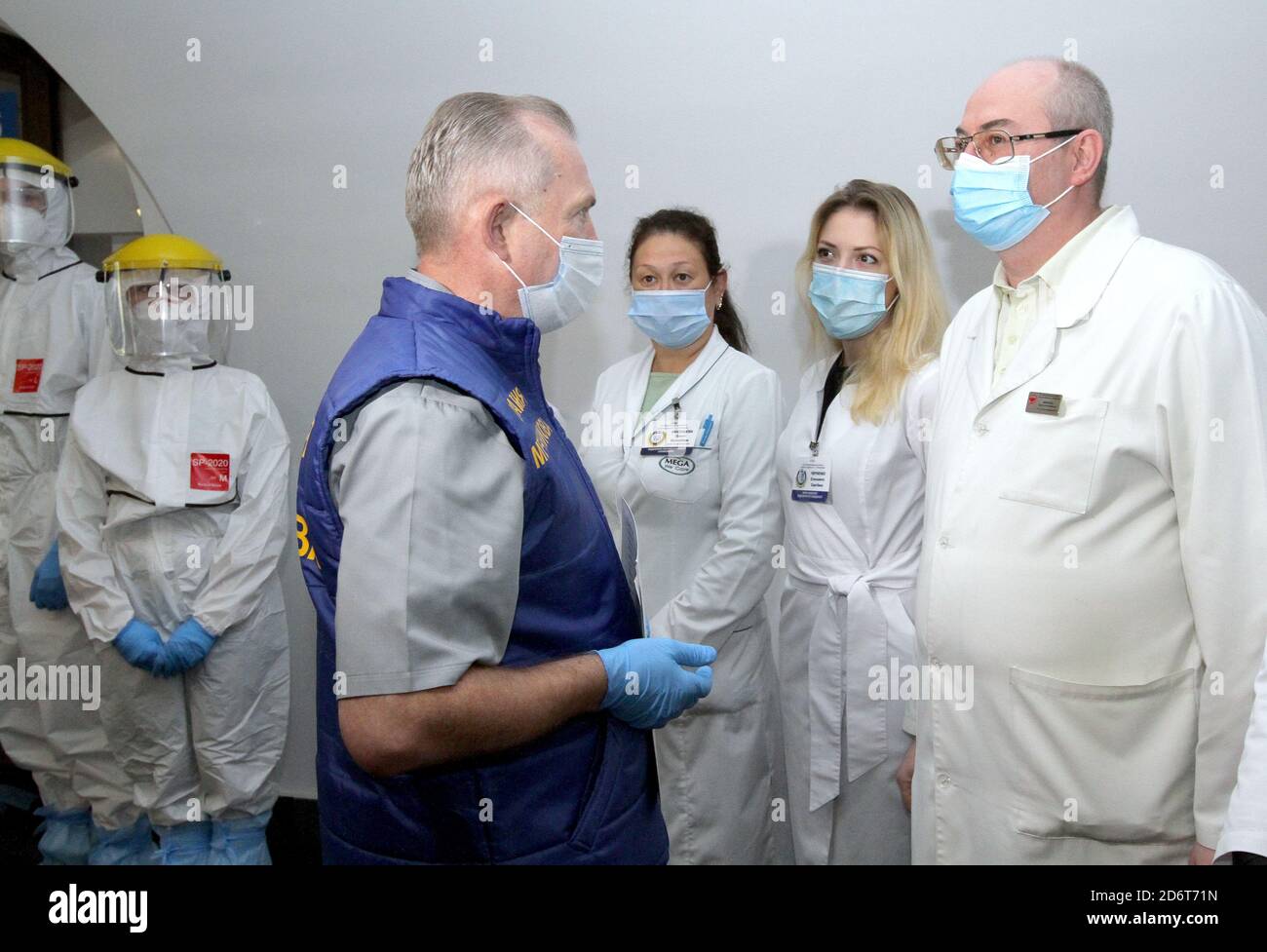 Nicht exklusiv: DNIPRO, UKRAINE - 19. OKTOBER 2020 - Oberarzt des Ilya Mechnikov Dnipropetrovsk Regional Clinical Hospital Serhii Ryzhenko (C) vi Stockfoto