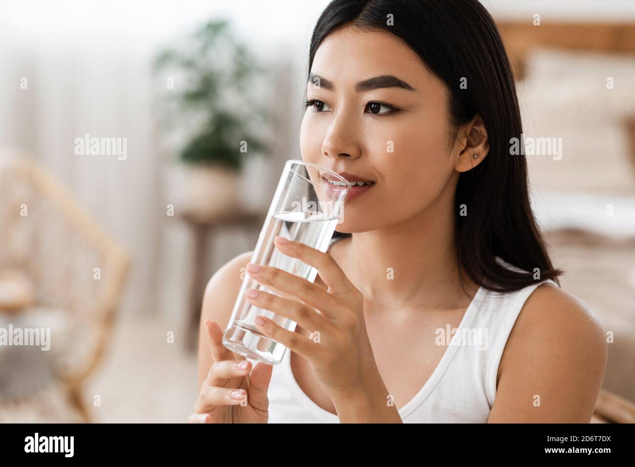 Junge attraktive asiatische Frau Trinkwasser, Kopie psace Stockfoto