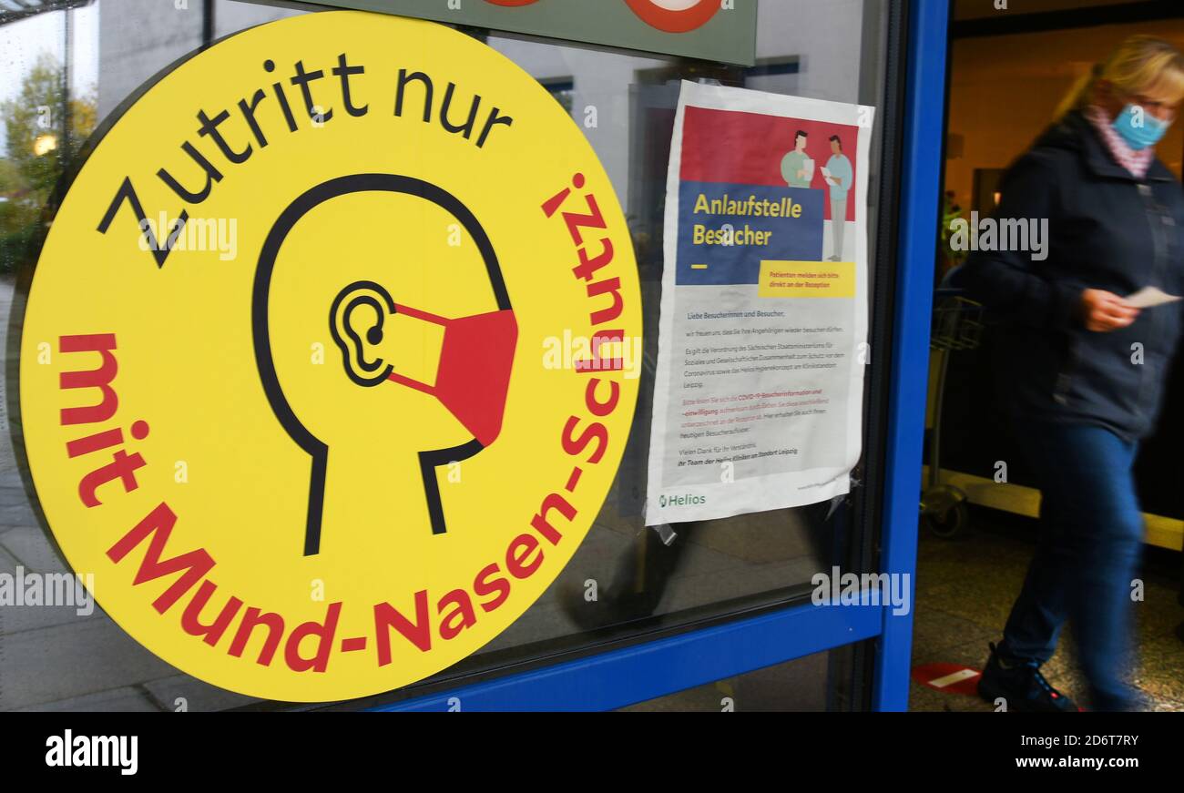 15. Oktober 2020, Sachsen, Leipzig: Ein großes Schild mit der Aufschrift "Zugang nur mit Mund- und Nasenschutz" weist neben einem Eingang zu einer Klinik in Leipzig darauf hin, dass Masken obligatorisch sind. Angesichts der zunehmenden Zahl von Coronainfektionen erwägen die Politiker ein strengeres Gesetz zum Tragen von Mund-Nase-Masken. Foto: Waltraud Grubitzsch/dpa Stockfoto