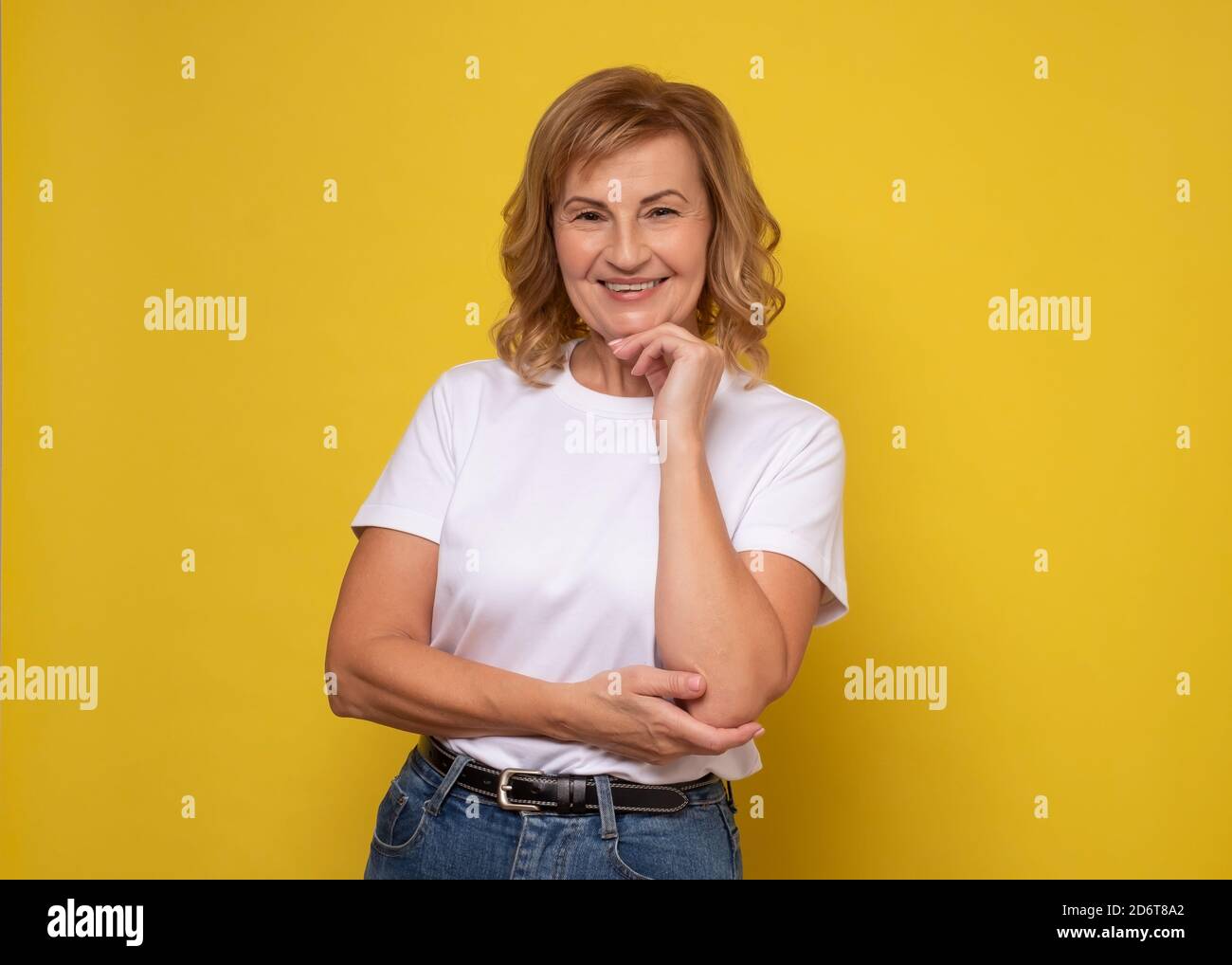 Selbstbewusst schöne reife Frau Blick auf Kamera und lächelnd Stockfoto