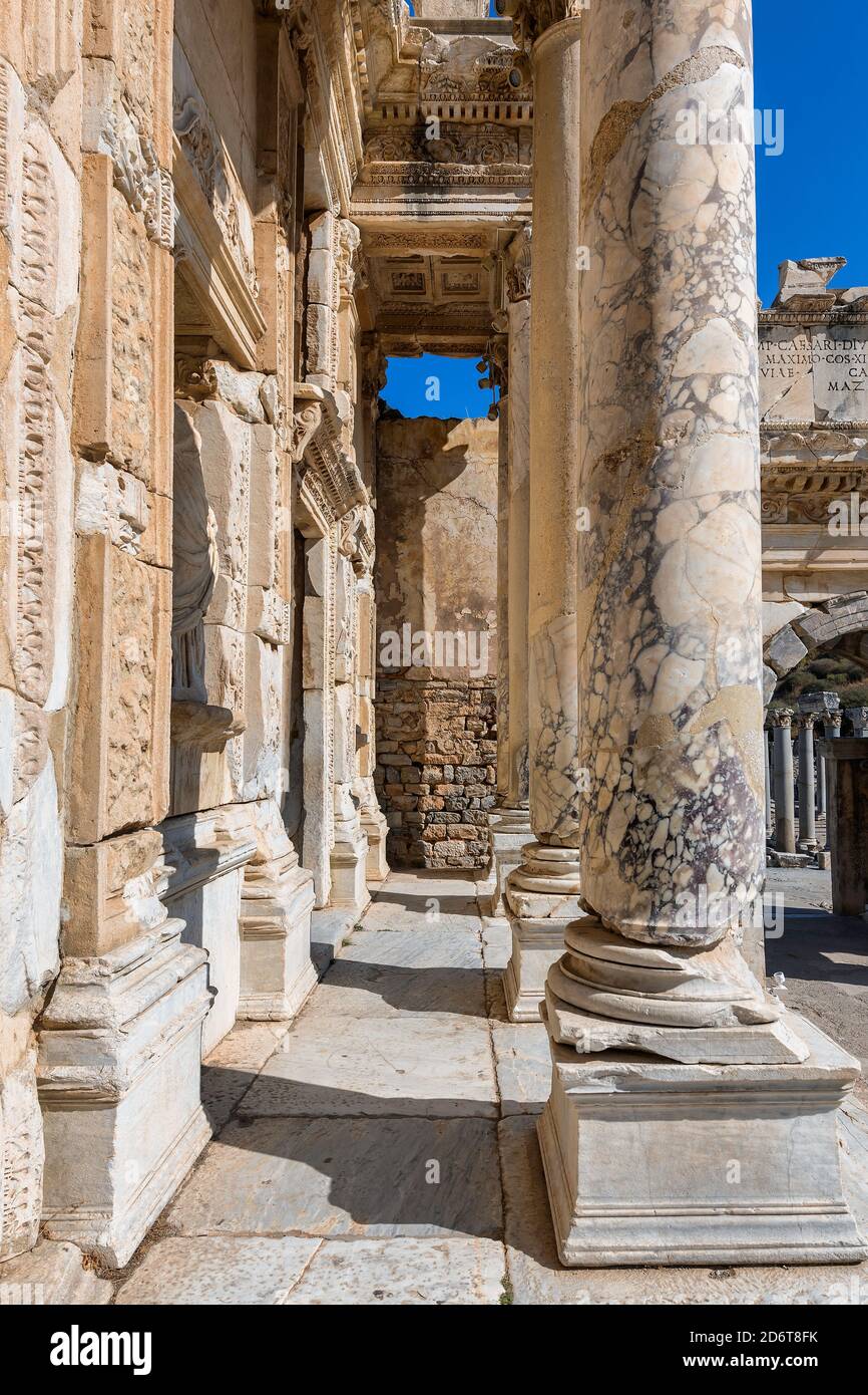 Ruinen von Celsius Bibliothek in der antiken Stadt Ephesus, Türkei. Stockfoto