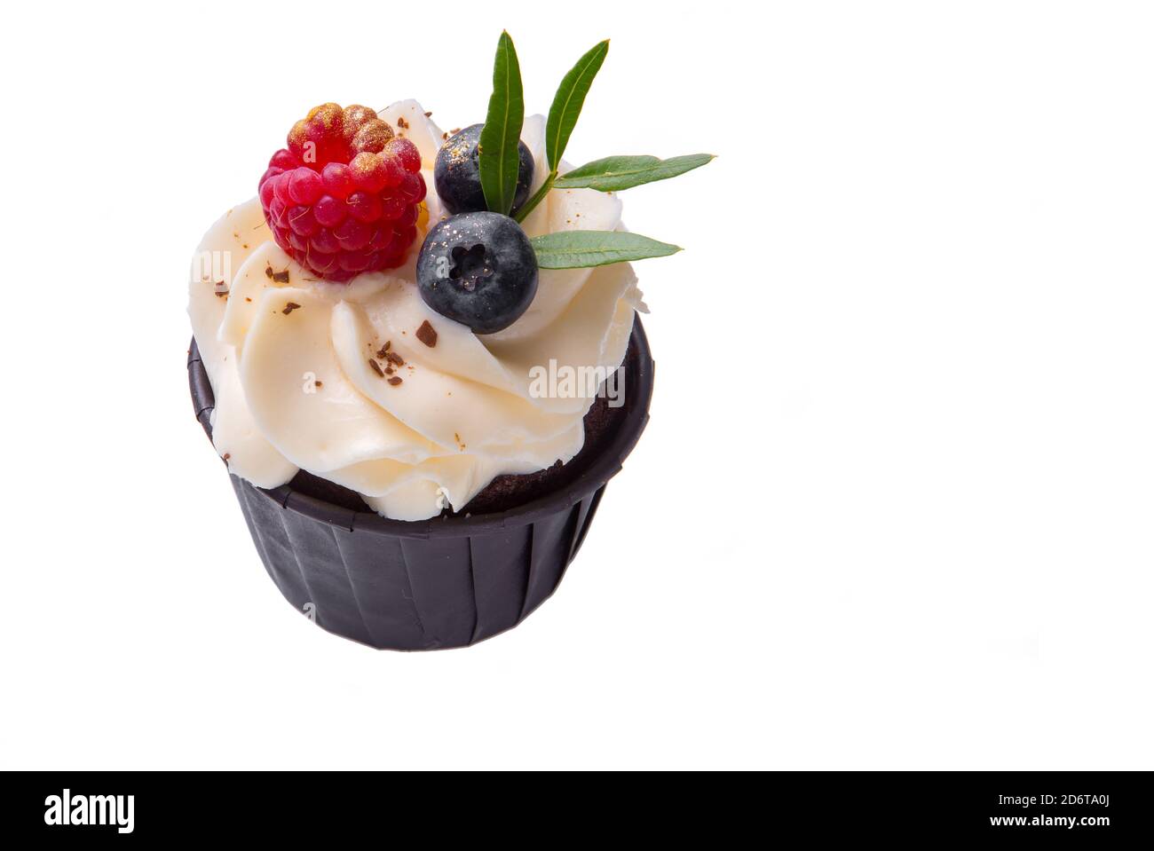 Biskuitkuchen mit Sahne, Blaubeeren und Himbeeren auf weißem, isoliertem Hintergrund. Speicherplatz kopieren Stockfoto