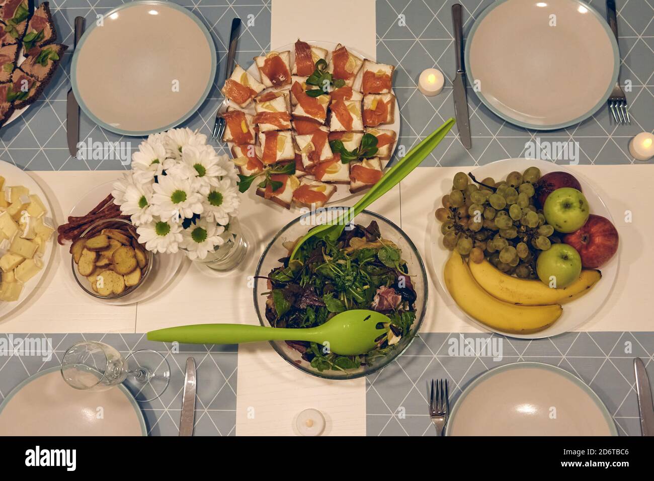 Schöne Tischeinstellung für Home Party. FNE Dining mit und Glaswaren, Kerzen und Champagner. Stockfoto