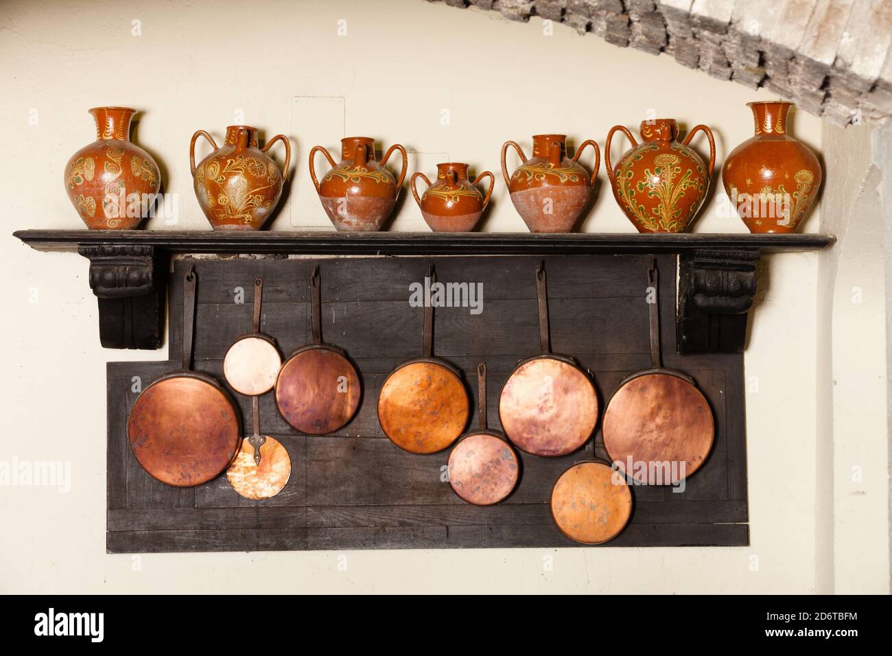 Antike Küchenutensilien. Geschirr, Töpfe und Amphoren. Reihe von hängenden  Töpfen und Gläser Amphora in einer historischen Küche eines Schlosses  Stockfotografie - Alamy