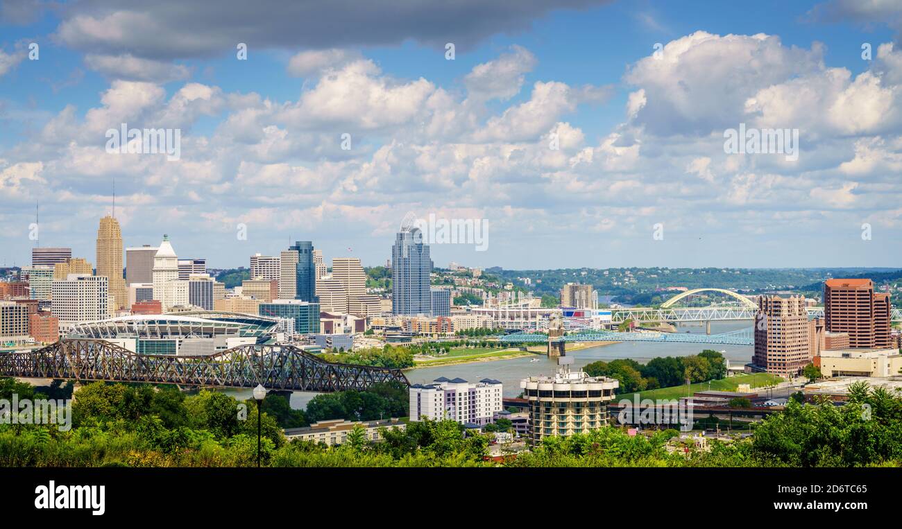 Landschaftlich schöner Blick auf die Skyline von Downtown Cincinnati und die Brücken auf der anderen Seite Ohio River Stockfoto