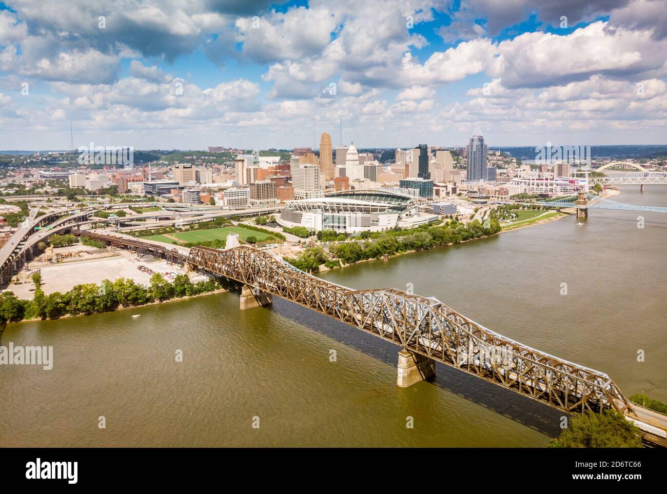 Luftaufnahme der Downtown Cincinnati Skyline und Brücken über die Ohio River Stockfoto