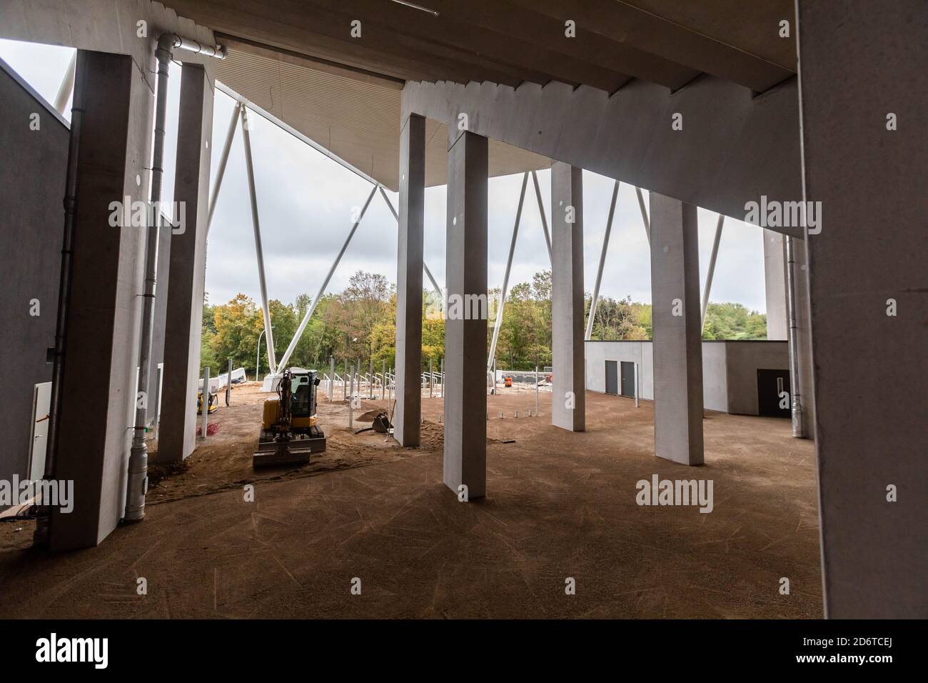 Freiburg, Deutschland. Oktober 2020. Ein Bagger befindet sich auf der Baustelle des neuen Stadions des SC Freiburg. Der (Sportverein) SC Freiburg baut in der Nähe des Freiburger Messegeländes ein neues Stadion. Der Bau kam jedoch in die Schlagzeilen, als die Bewohner Abend- und Sonntagsspiele der Bundesliga-Fußballmannschaft durch eine Notverfügung wegen Lärmbelästigung verbieten wollten. Quelle: Philipp von Ditfurth/dpa/Alamy Live News Stockfoto