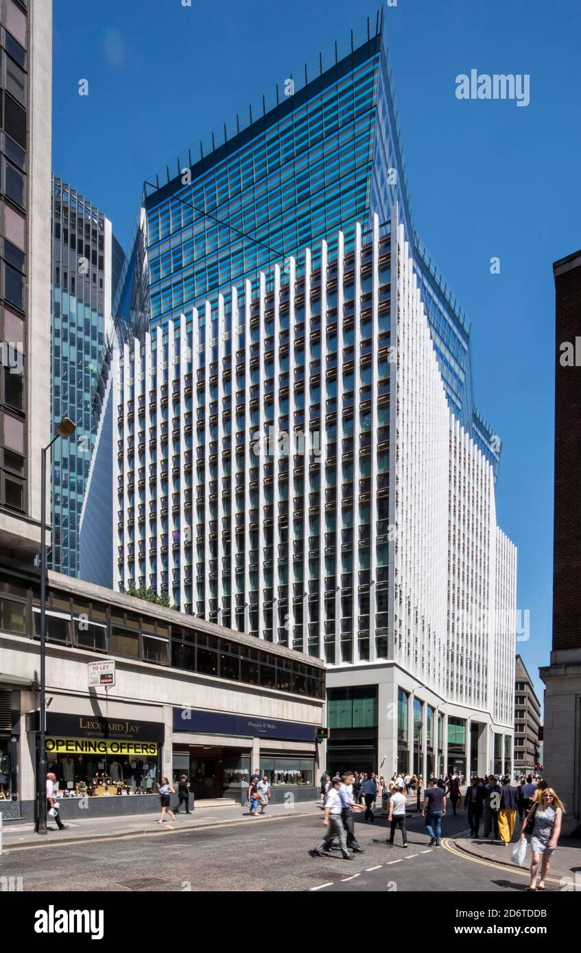 Schräge Ansicht der westlichen Erhebung mit Blick nach Nordosten auf Fenchurch Street. Sonnenschein auf beiden Höhen. 10 Fenchurch Avenue, London, Großbritannien. Ar Stockfoto