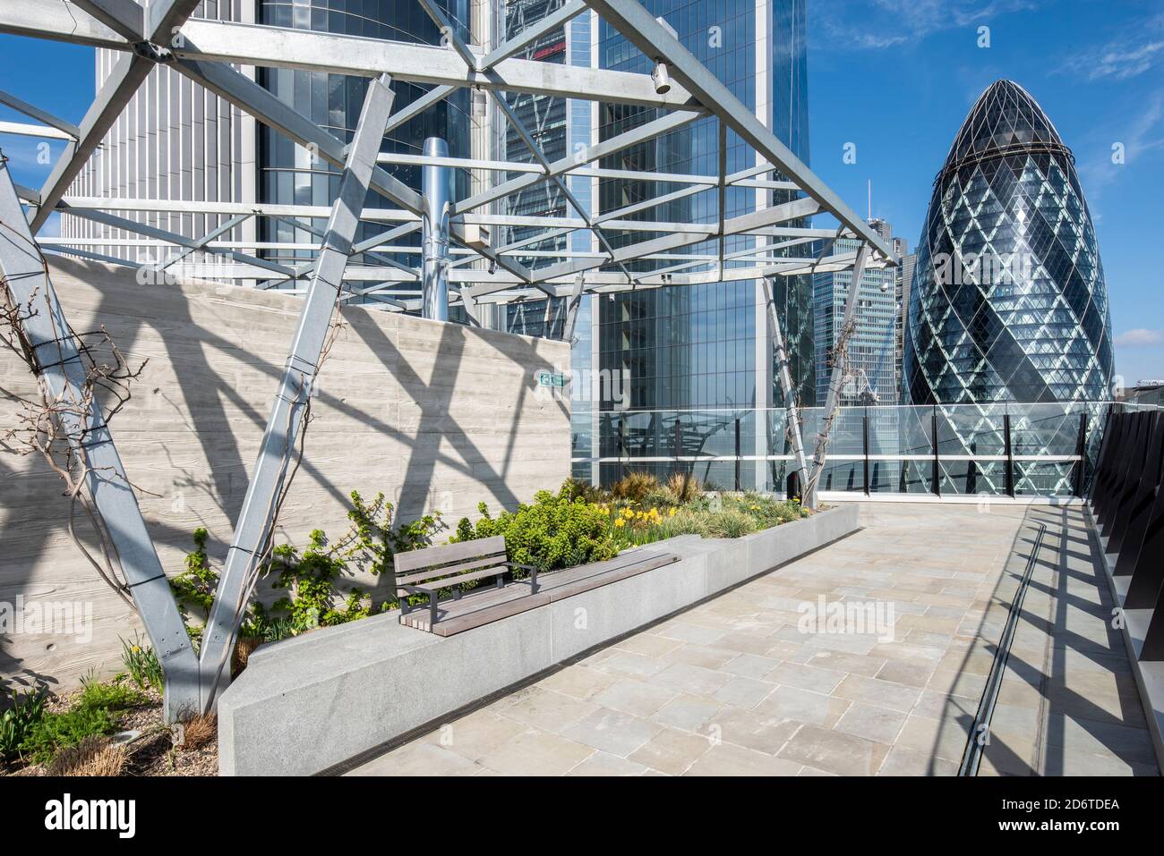 Der Garten im 16. Stock mit Foster + Partners Willis Gebäude auf der linken Seite, KPF Skalpell in der Mitte und die Gherkin auf der rechten Seite. 10 Fenchurch Stockfoto