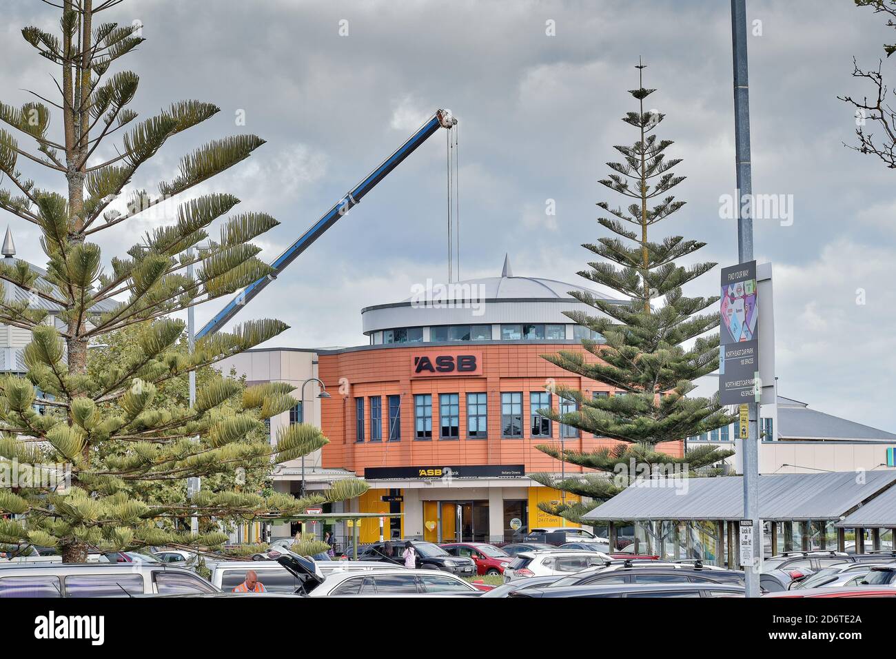 AUCKLAND, NEUSEELAND - 02. Mai 2019: Auckland / Neuseeland - 2. Mai 2019: ASB Bank Gebäude in Botany Town Center mit Baustellenkran in Bac Stockfoto