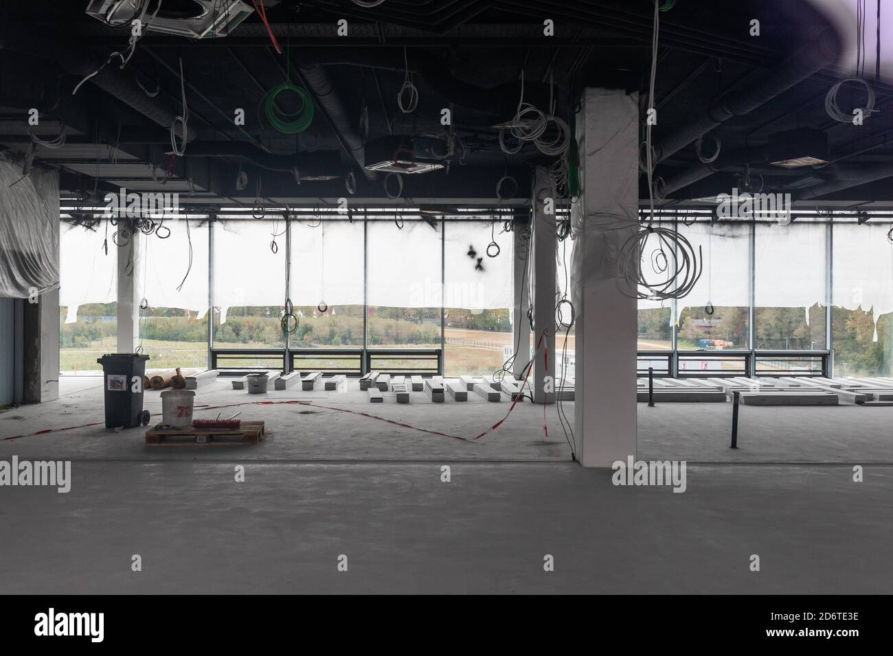 ABGELEGT - 16. Oktober 2020, Baden-Württemberg, Freiburg: Baustoffe sind auf der Baustelle des neuen Stadions des SC Freiburg. Der (Sportverein) SC Freiburg baut in der Nähe des Freiburger Messegeländes ein neues Stadion. Der Bau sorgte jedoch für Schlagzeilen, als die Bewohner Abend- und Sonntagsspiele der Fußball-Bundesliga durch eine Notaufruf wegen Lärmbelästigung verbieten wollten. Foto: Philipp von Ditfurth/dpa Stockfoto