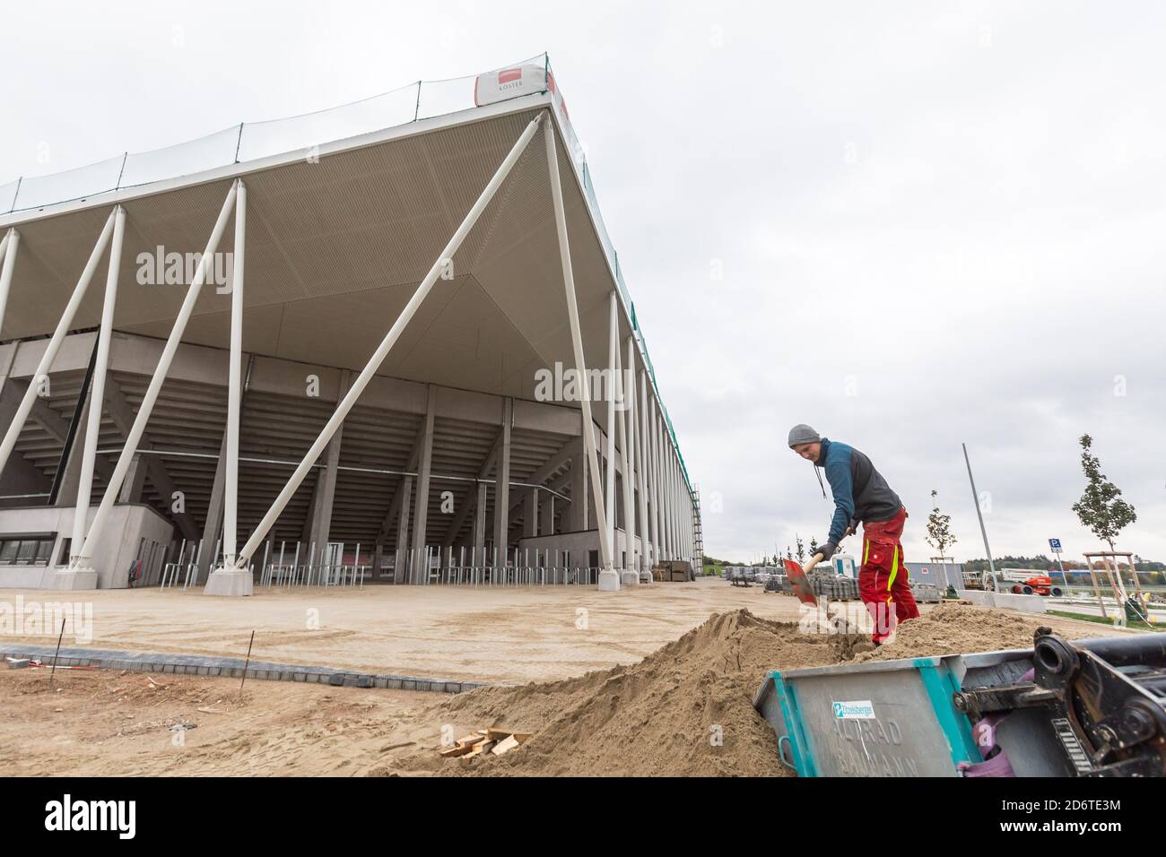 EINGEREICHT am 16. Oktober 2020, Baden-Württemberg, Freiburg: Ein Bauarbeiter schaufelt Sand auf der Baustelle des neuen Stadions des SC Freiburg. Der (Sportverein) SC Freiburg baut in der Nähe des Freiburger Messegeländes ein neues Stadion. Der Bau sorgte jedoch für Schlagzeilen, als die Bewohner Abend- und Sonntagsspiele der Fußball-Bundesliga durch eine Notaufruf wegen Lärmbelästigung verbieten wollten. Foto: Philipp von Ditfurth/dpa Stockfoto