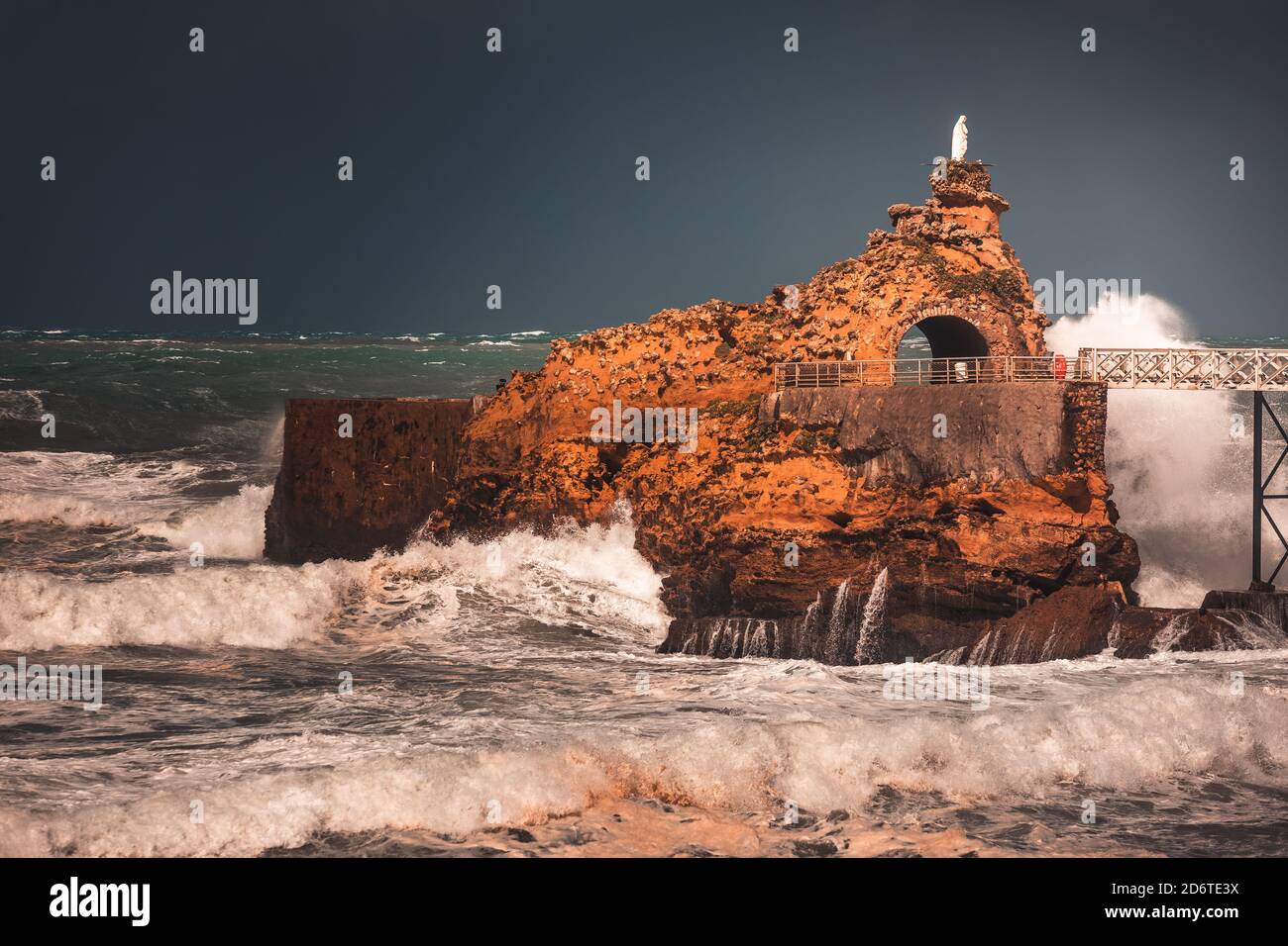 Seesturm mit wirklich großen Wellen trifft die Küste von Biarritz, im Baskenland. Stockfoto