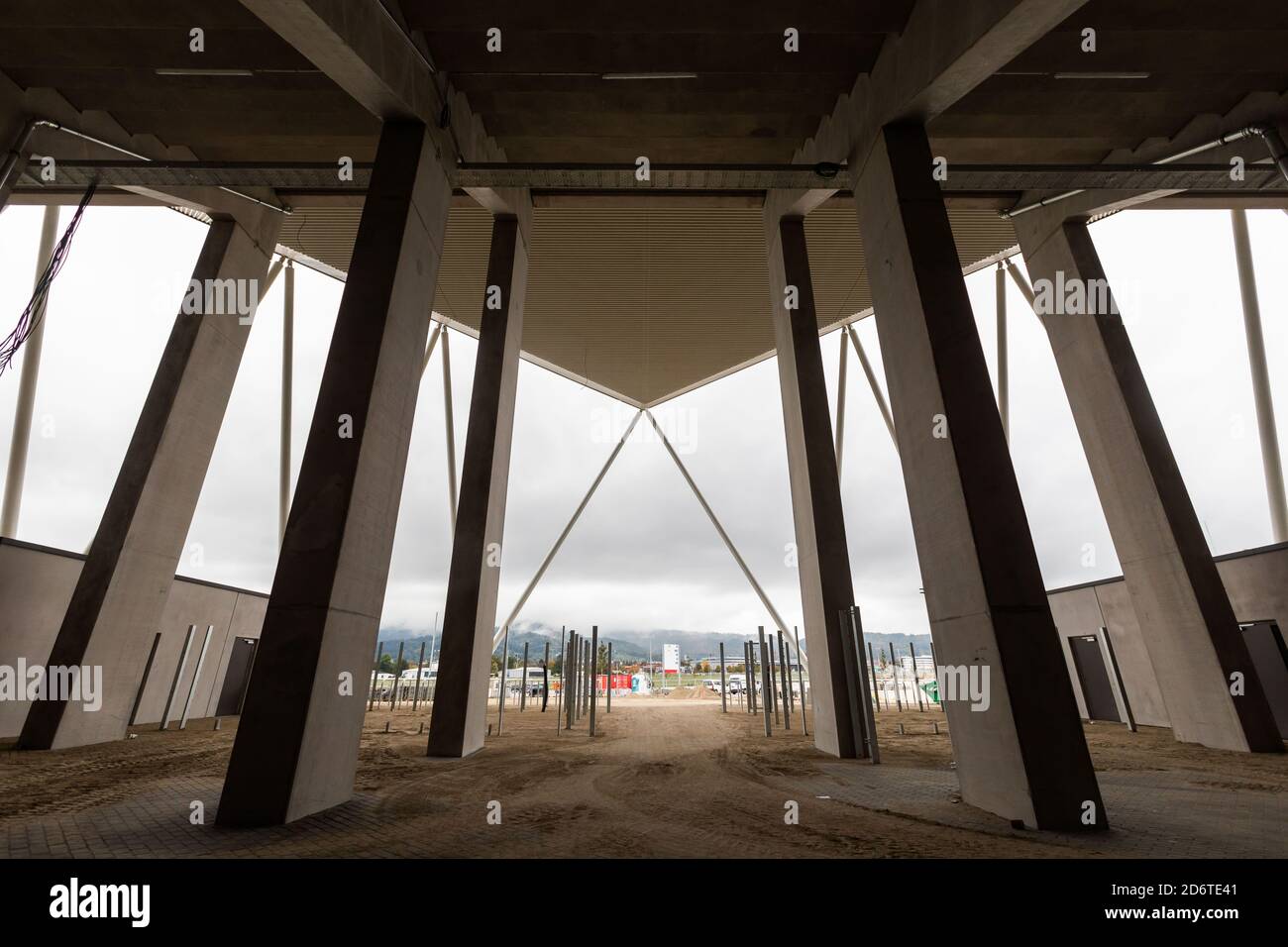 ABGELEGT - 16. Oktober 2020, Baden-Württemberg, Freiburg: Sand liegt in einem Eingang auf der Baustelle des neuen Stadions des SC Freiburg, während der Schwarzwald im Hintergrund zu sehen ist. Der (Sportverein) SC Freiburg baut in der Nähe des Freiburger Messegeländes ein neues Stadion. Der Bau sorgte jedoch für Schlagzeilen, als die Anwohner Abend- und Sonntagsspiele des Bundesligavereins wegen Lärmbelästigung verbieten wollten. Foto: Philipp von Ditfurth/dpa Stockfoto