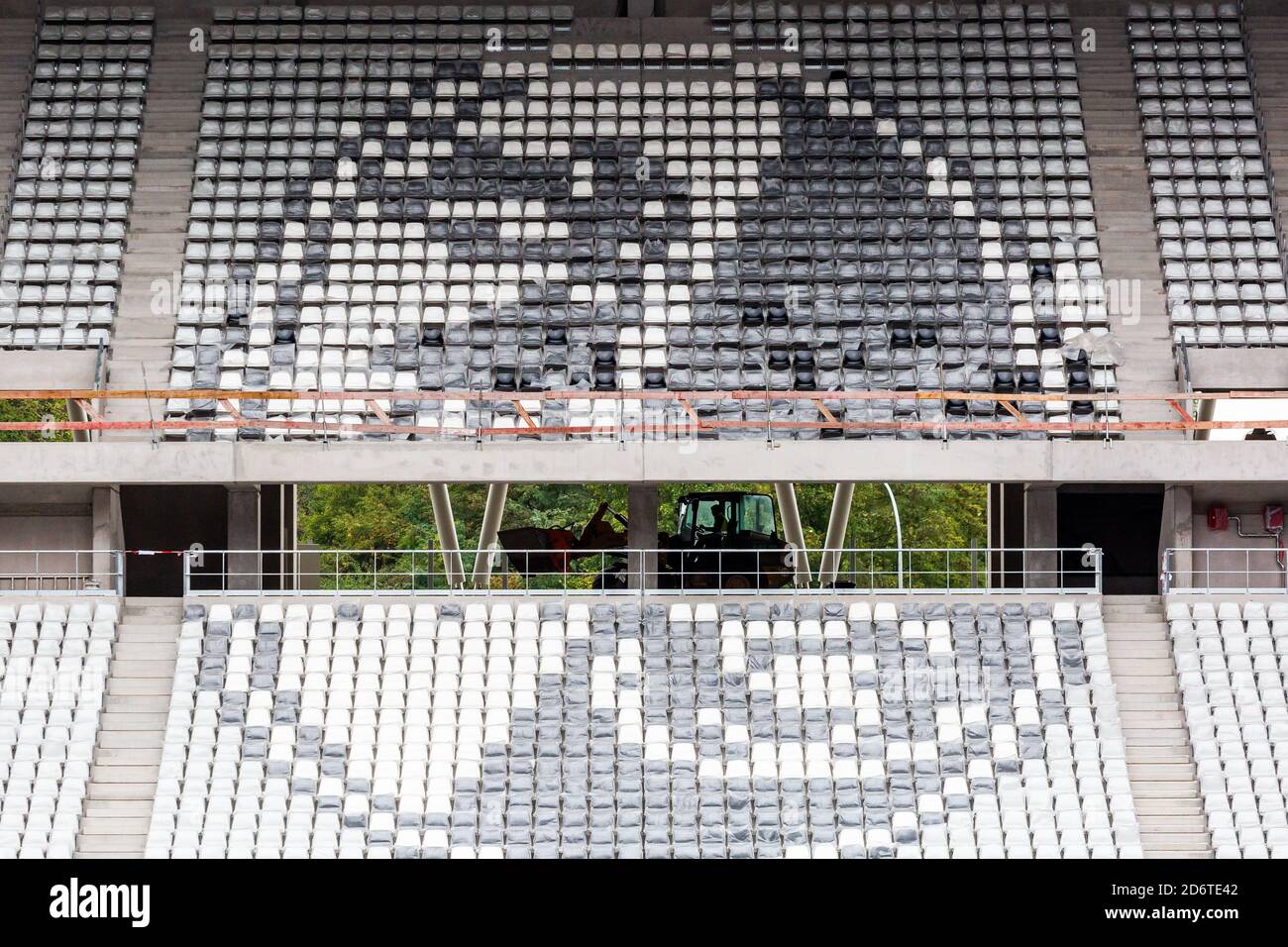 Freiburg, Deutschland. Oktober 2020. Hinter dem Logo des SC Freiburg aus Sitzschalen fährt ein Bagger über die Baustelle des neuen Stadions. Der (Sportverein) SC Freiburg baut in der Nähe des Freiburger Messegeländes ein neues Stadion. Der Bau sorgte jedoch für Schlagzeilen, als die Anwohner Abend- und Sonntagsspiele der Bundesliga-Fußballmannschaft wegen Lärmbelästigung verbieten wollten. Quelle: Philipp von Ditfurth/dpa/Alamy Live News Stockfoto