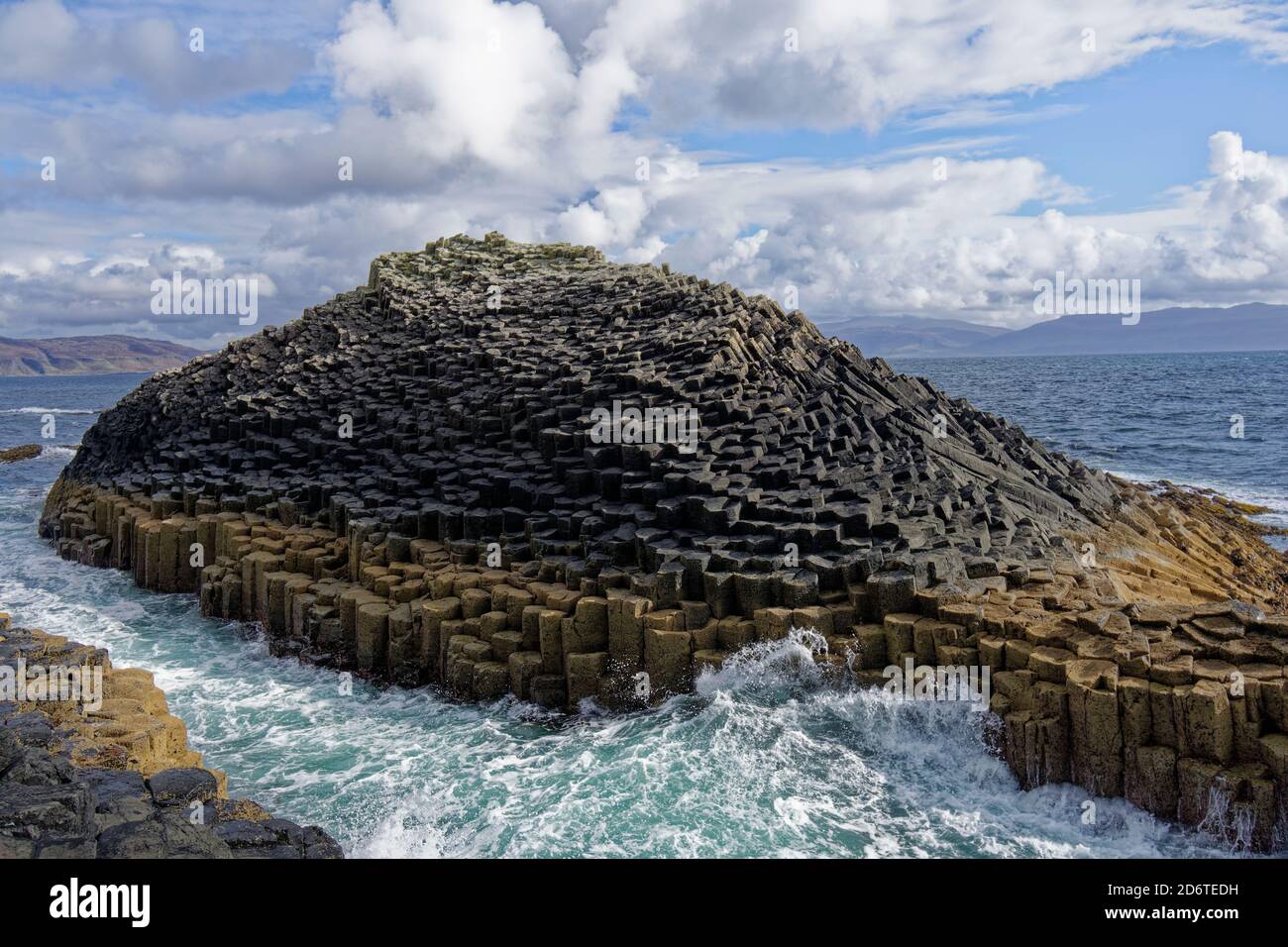 Die kleine Insel am Buchaille ist gleich neben der Ufer der Insel Staffa in den Inneren Hebriden Von Schottland in der Nähe von Mull Stockfoto