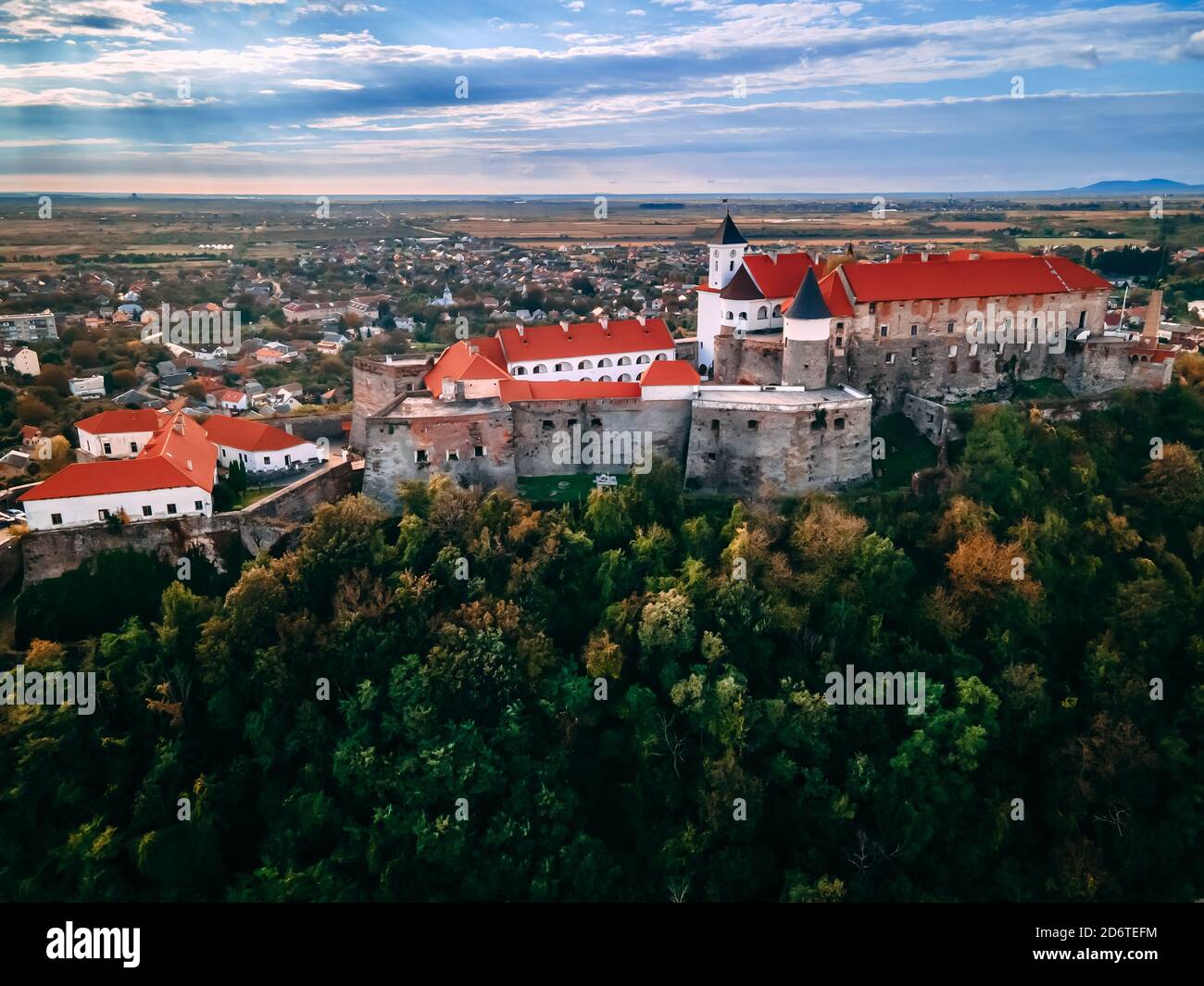 Luftaufnahme der mittelalterlichen Burg auf dem Berg in der kleinen europäischen Stadt im Herbst Saison. Schloss Palanok, Mukachevo, Ukraine Stockfoto