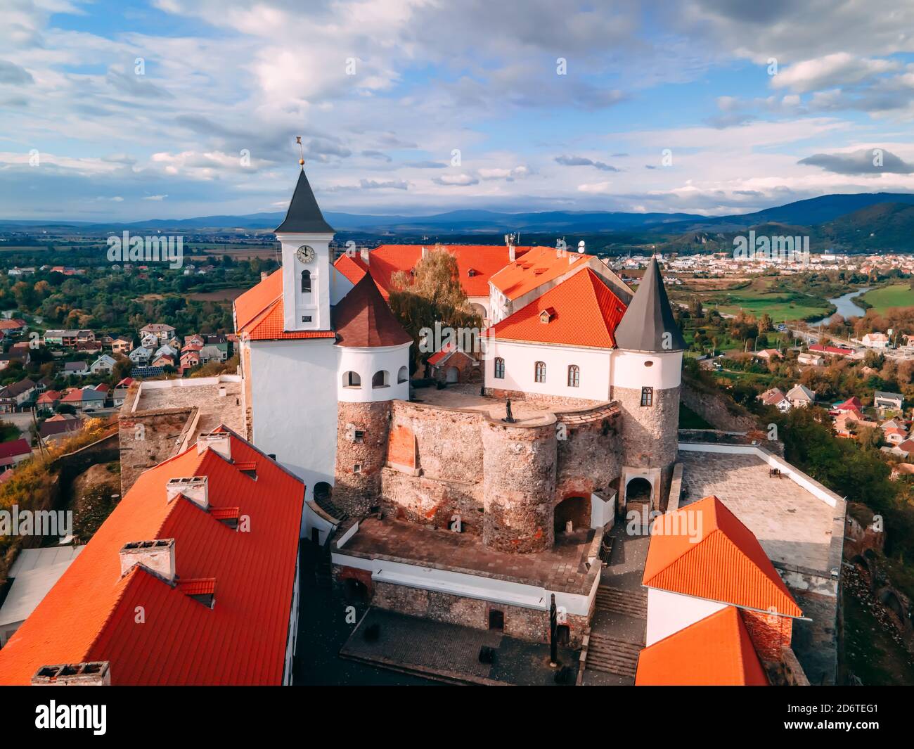 Luftaufnahme der mittelalterlichen Burg auf dem Berg in der kleinen europäischen Stadt im Herbst Saison. Schloss Palanok, Mukachevo, Ukraine Stockfoto