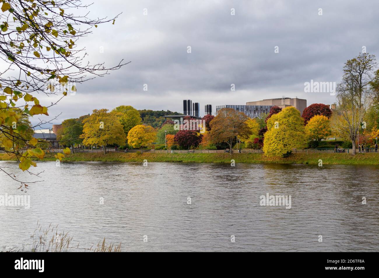 INVERNESS STADT SCHOTTLAND EDEN COURT THEATER VON HERBST FARBIGEN UMGEBEN BÄUME ENTLANG DES FLUSSES NESS Stockfoto