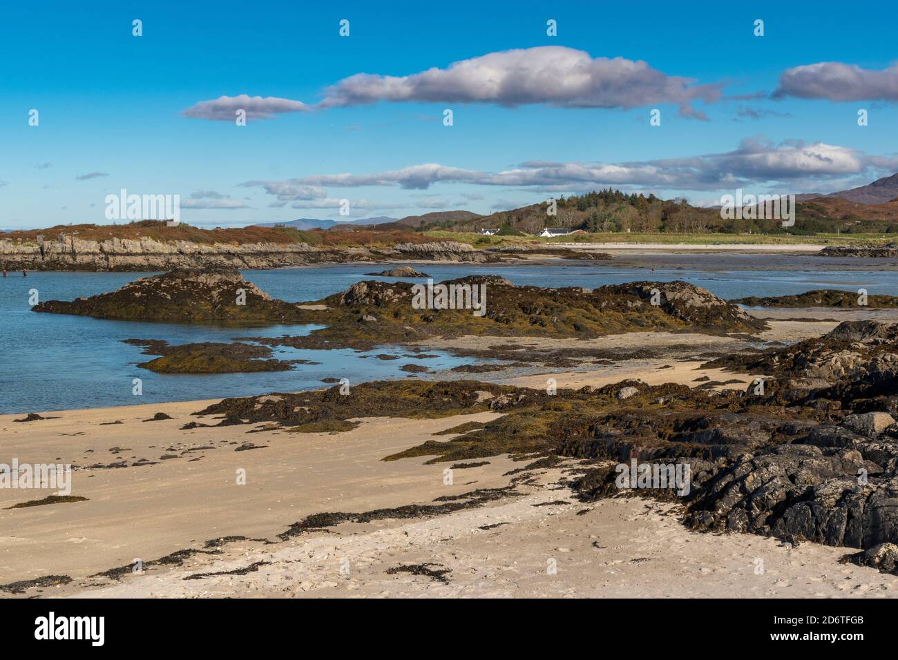 MALLAIG WESTKÜSTE SCHOTTLAND SILBER SAND UND FELSEN VON MORAR MEHRERE SANDSTRÄNDE LIEGEN ZWISCHEN ARISAIG UND MORAR AUF NIEDRIGER GEZEITEN Stockfoto