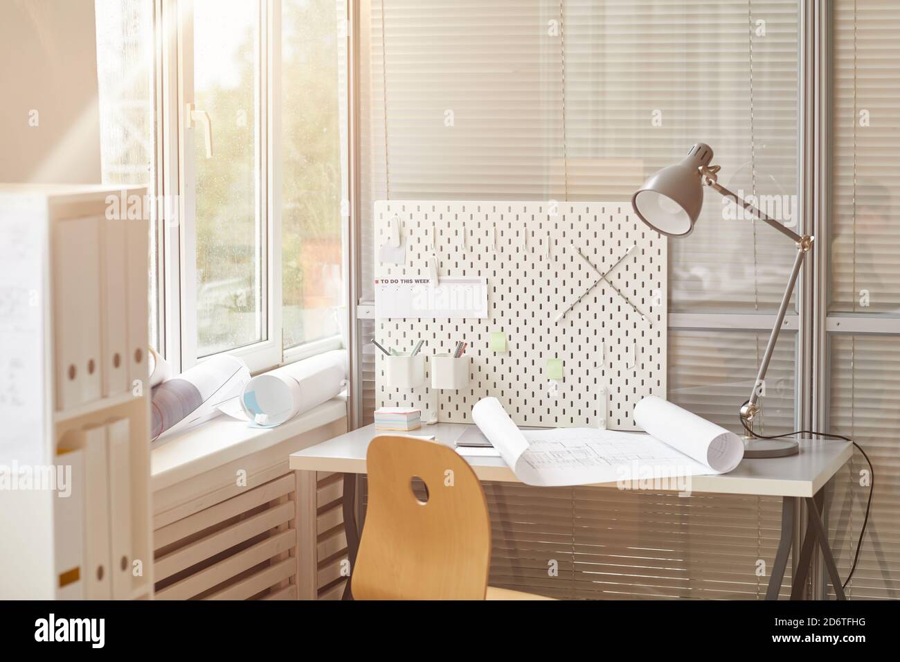 Warm getönte Hintergrundbild des Technikers Arbeitsplatz durch Sonnenlicht beleuchtet, Kopierraum Stockfoto