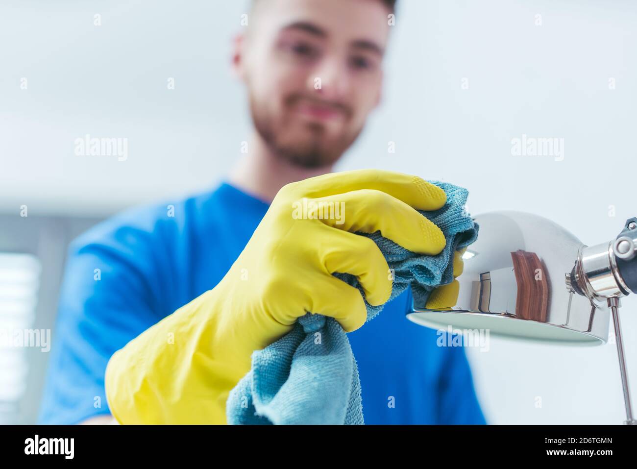 Fleißiger gewerblicher Reinigungsmann in einem Büro Stockfoto