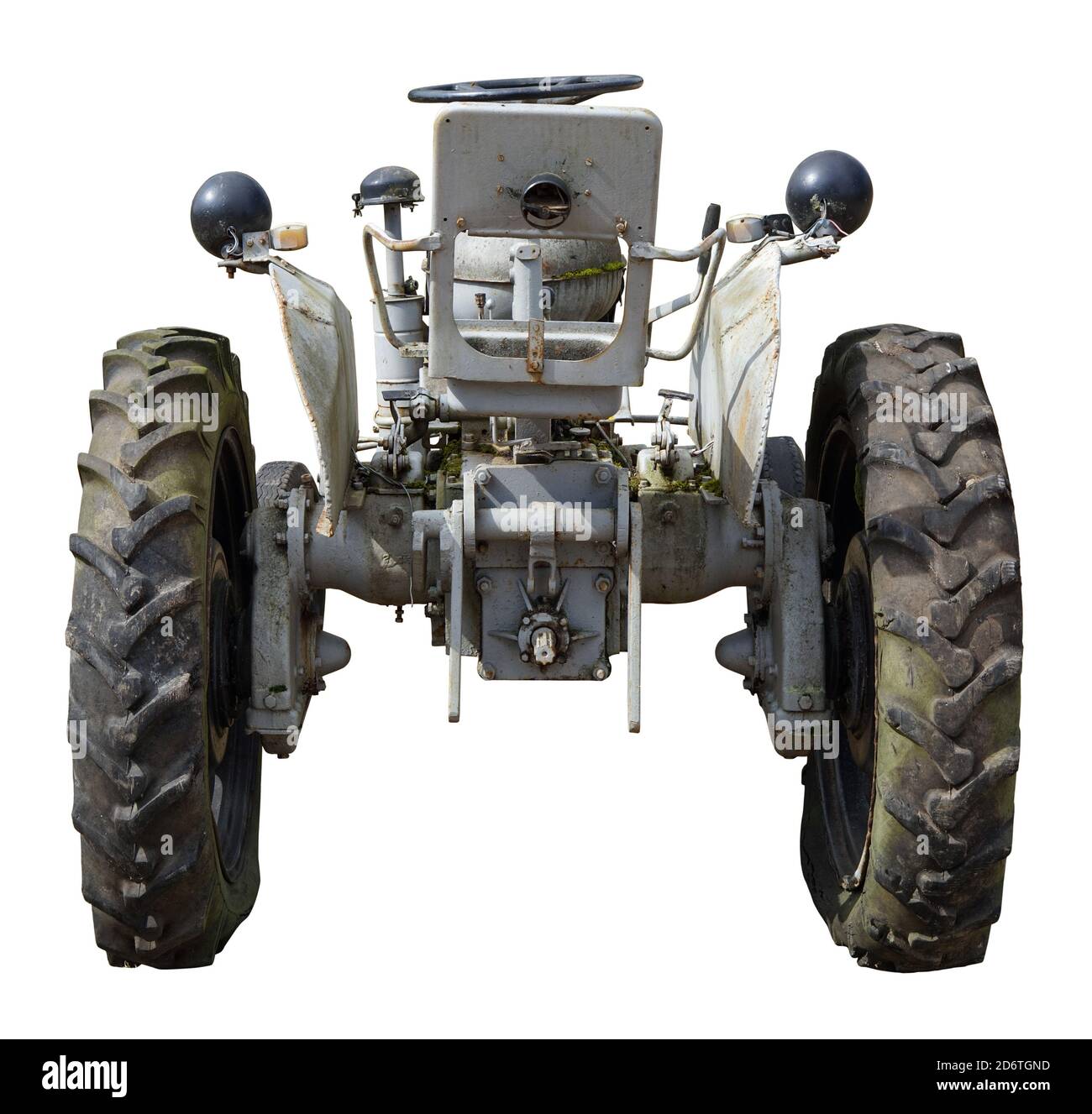 Retro rostigen Traktor Rückseite Ansicht. Isoliert auf Weiß Stockfoto