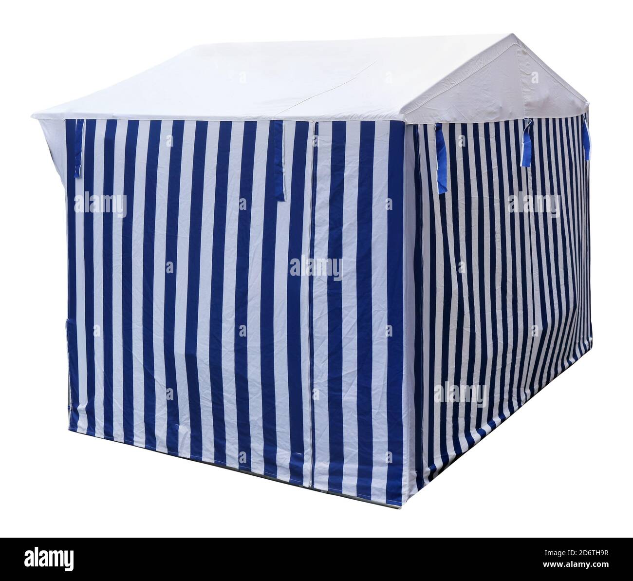 Weißes blaues Segeltuch Zelt für kleinen Markt auf der Straße installiert. Isoliert auf Weiß Stockfoto