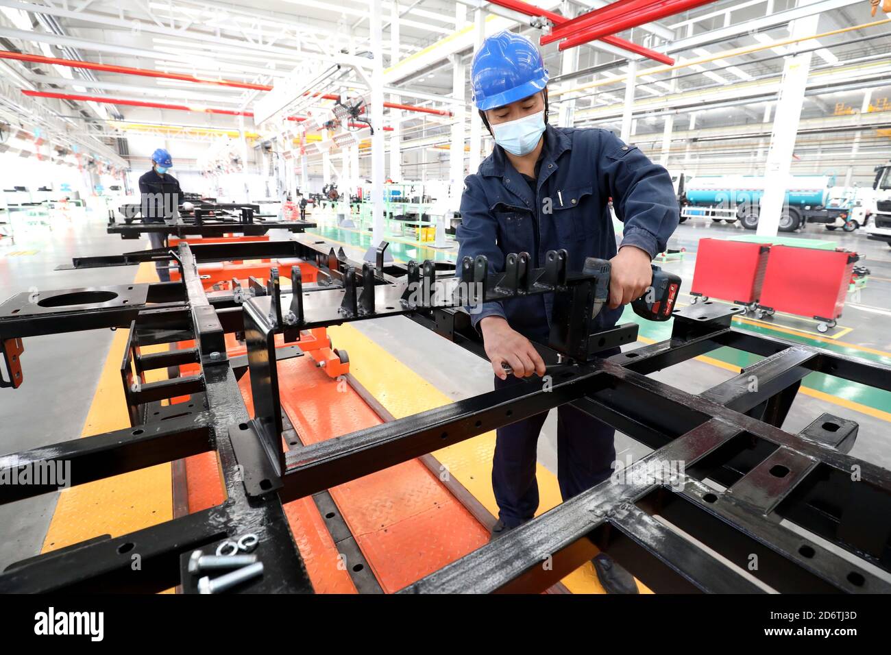 Shijiazhuang, Chinas Provinz Hebei. Oktober 2020. Arbeiter sind in der Fabrik eines Produktionsunternehmens in Shijiazhuang, nordchinesische Provinz Hebei, beschäftigt, 19. Oktober 2020. In den ersten drei Quartalen stieg Chinas BIP um 0.7 Prozent gegenüber dem Vorjahr und kehrte nach dem Rückgang um 1.6 Prozent im ersten Halbjahr und dem Einbruch um 6.8 Prozent im ersten Quartal nach Angaben des National Bureau of Statistics (NBS) zum Wachstum zurück. Quelle: Liang Zidong/Xinhua/Alamy Live News Stockfoto