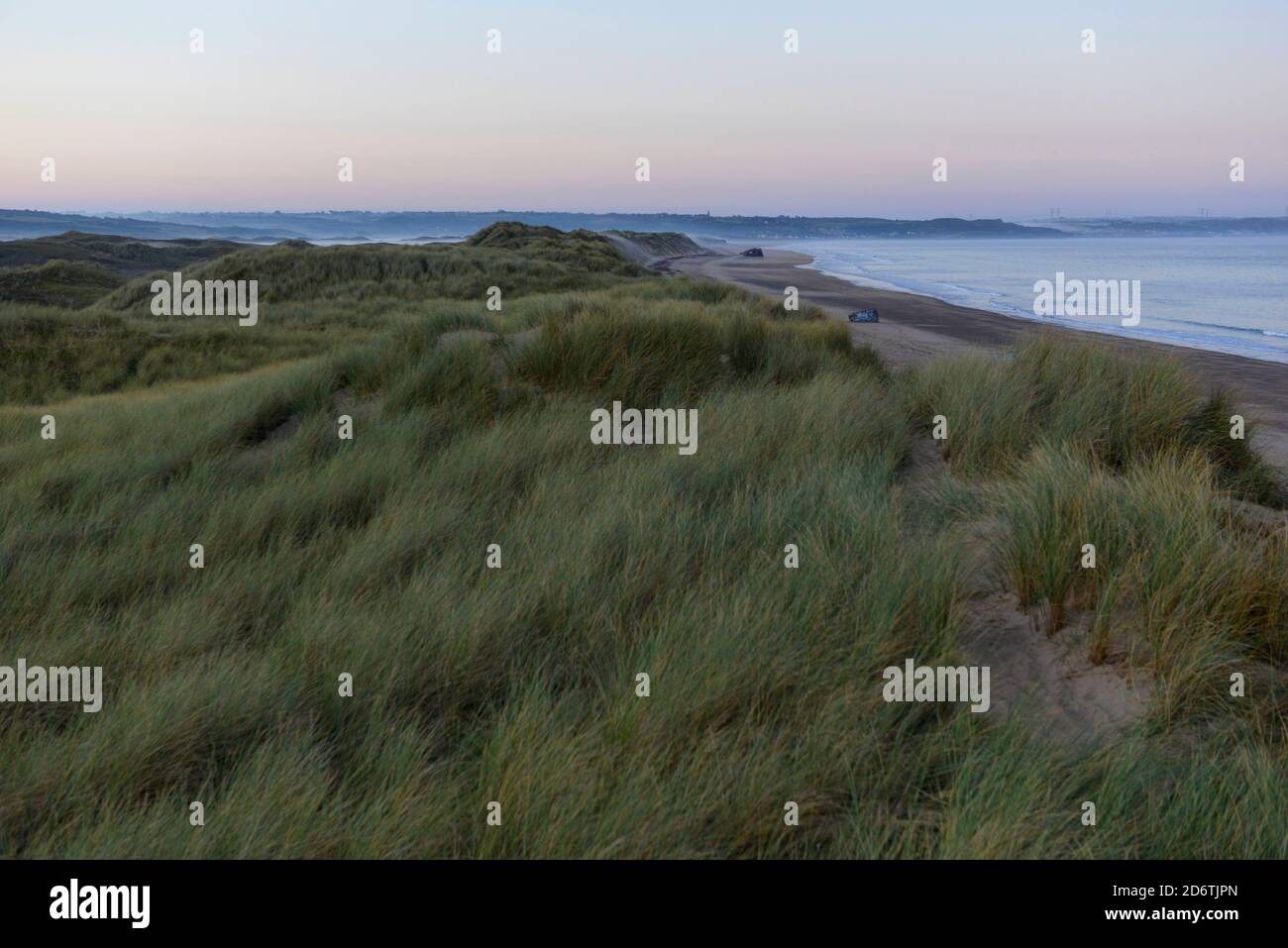 Die Dünen von Biville entlang der Küste der Normandie, auf der Halbinsel Cotentin. Übersicht über die Dünen von Bibille in der Abenddämmerung. Der Ort ist ein geschütztes Naturgebiet Stockfoto