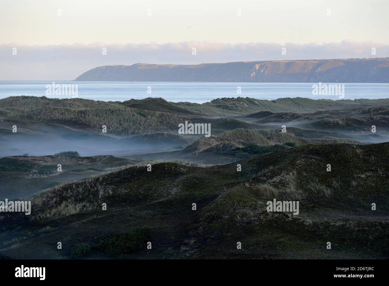 Die Dünen von Biville entlang der Küste der Normandie, auf der Halbinsel Cotentin. Überblick über die Strecke des Sandes von Biville in der Dämmerung, im Nebel. Die Website ist Stockfoto