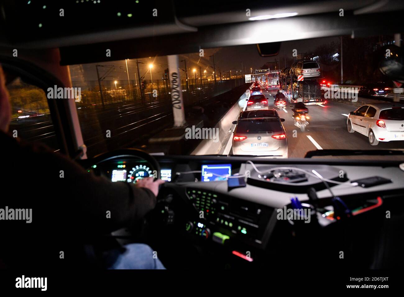 LKW-Fahrer im Stau in den Pariser Vororten Stockfoto