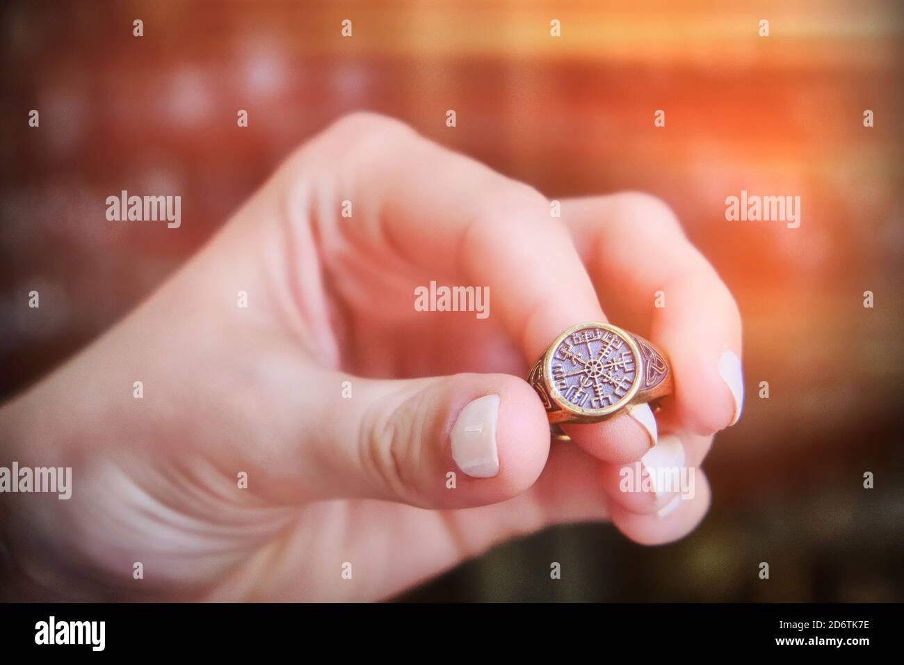 Ring mit alten skandinavischen Runen - agishyalm. Schamrock Amulett. Ring 'Helm des Terrors' bestehend aus vier Runen Algiz. Stockfoto