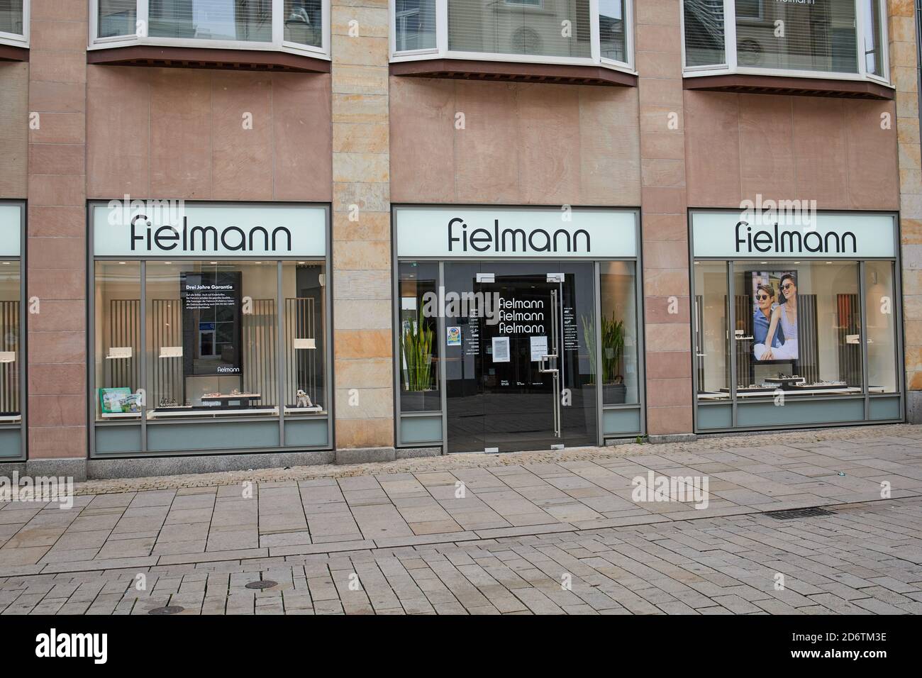Wiesbaden, 18. Oktober 2020: Fielmann-Laden in der Stadt Wiesbaden. Fielmann  ist die größte optische Kette Europas Stockfotografie - Alamy