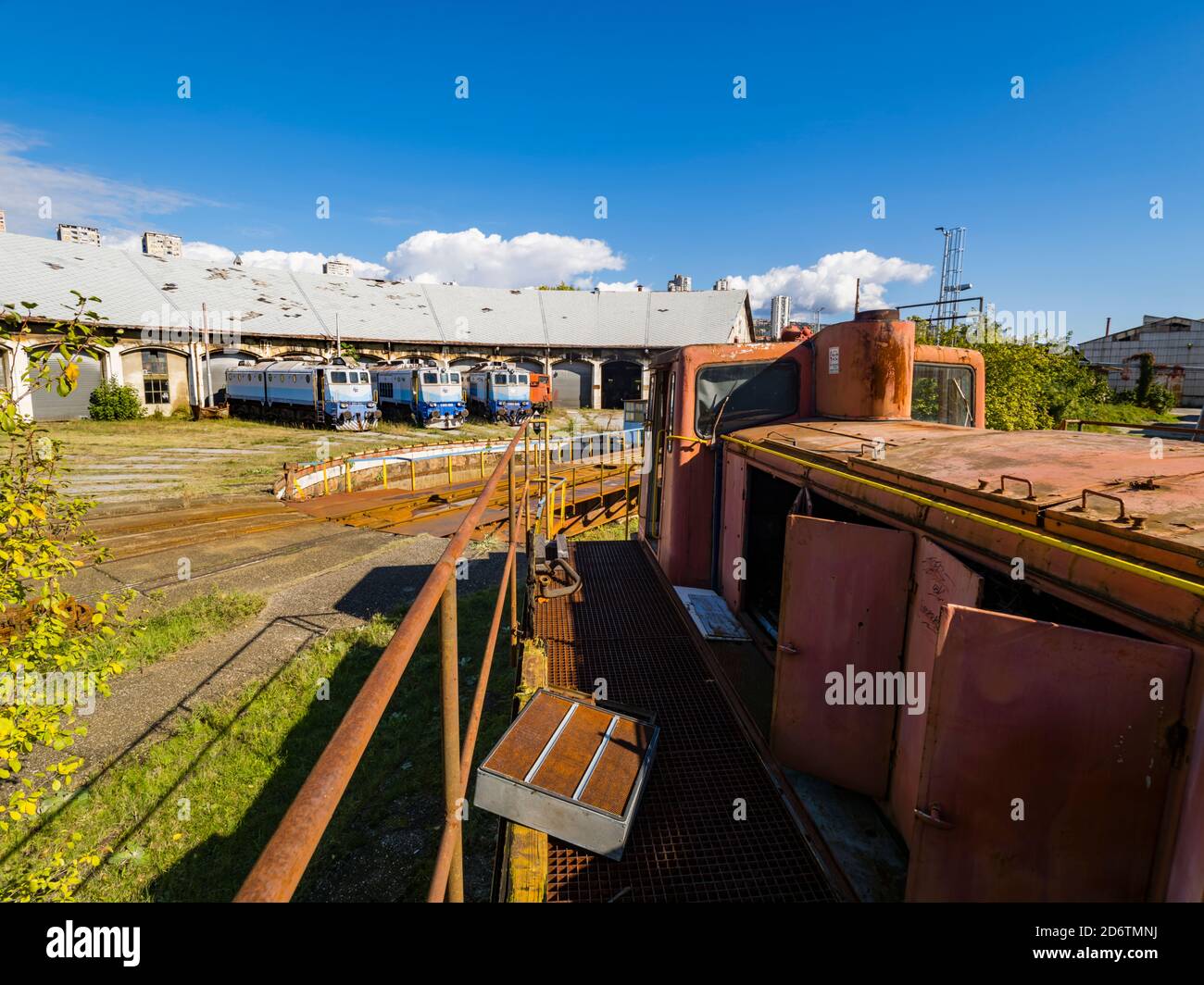 Lokomotiven HZ Serie 1061 012, 109 und 106 (ex Serie 362) gebaut von Ansaldo-Breda im Hintergrund jetzt stehen verkommen in Rijeka in Kroatien Europa Stockfoto