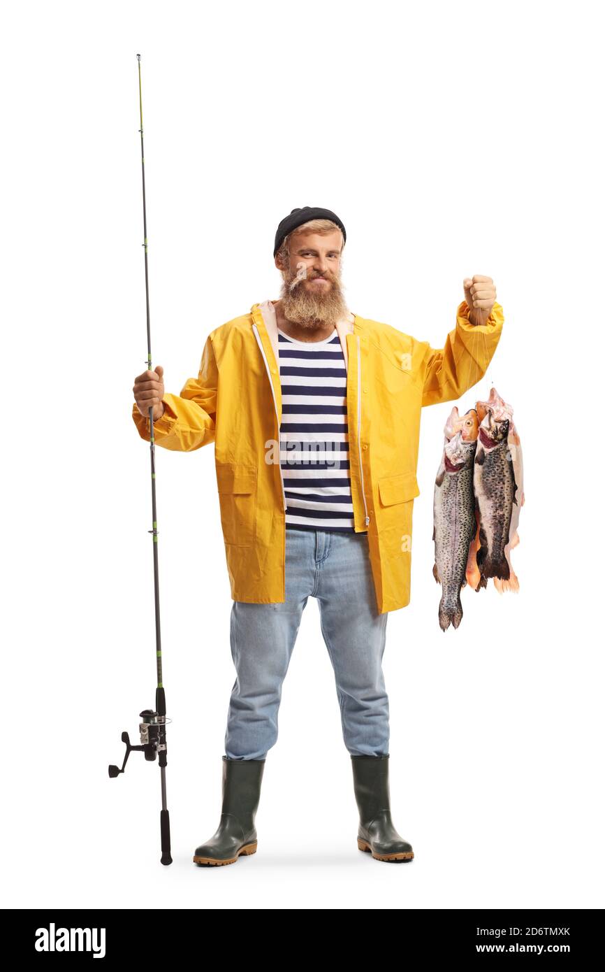 Porträt eines Fischers in einem gelben Regen Mantel hält einen Angelstock und Fisch isoliert auf weiß Hintergrund Stockfoto