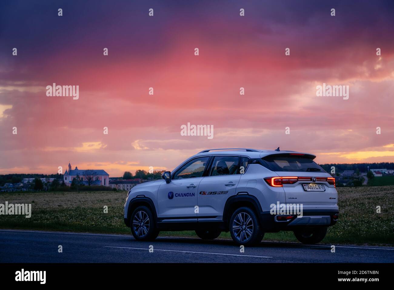 Kreva, Weißrussland - 1. Juni 2020: Changan cs35 Plus wird bei Sonnenuntergang auf der Straße geparkt Stockfoto