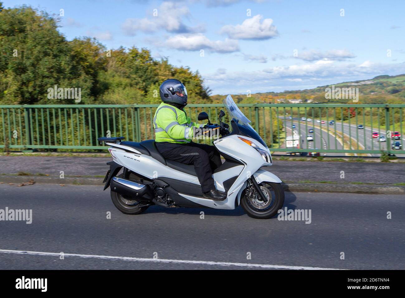 Honda Forza GT Scooter Motorradfahrer; zweirädrige Transport, Motorräder, Fahrzeug, Straßen, Motorräder, Fahrradfahrer Überqueren Autobahn Brücke UK Stockfoto