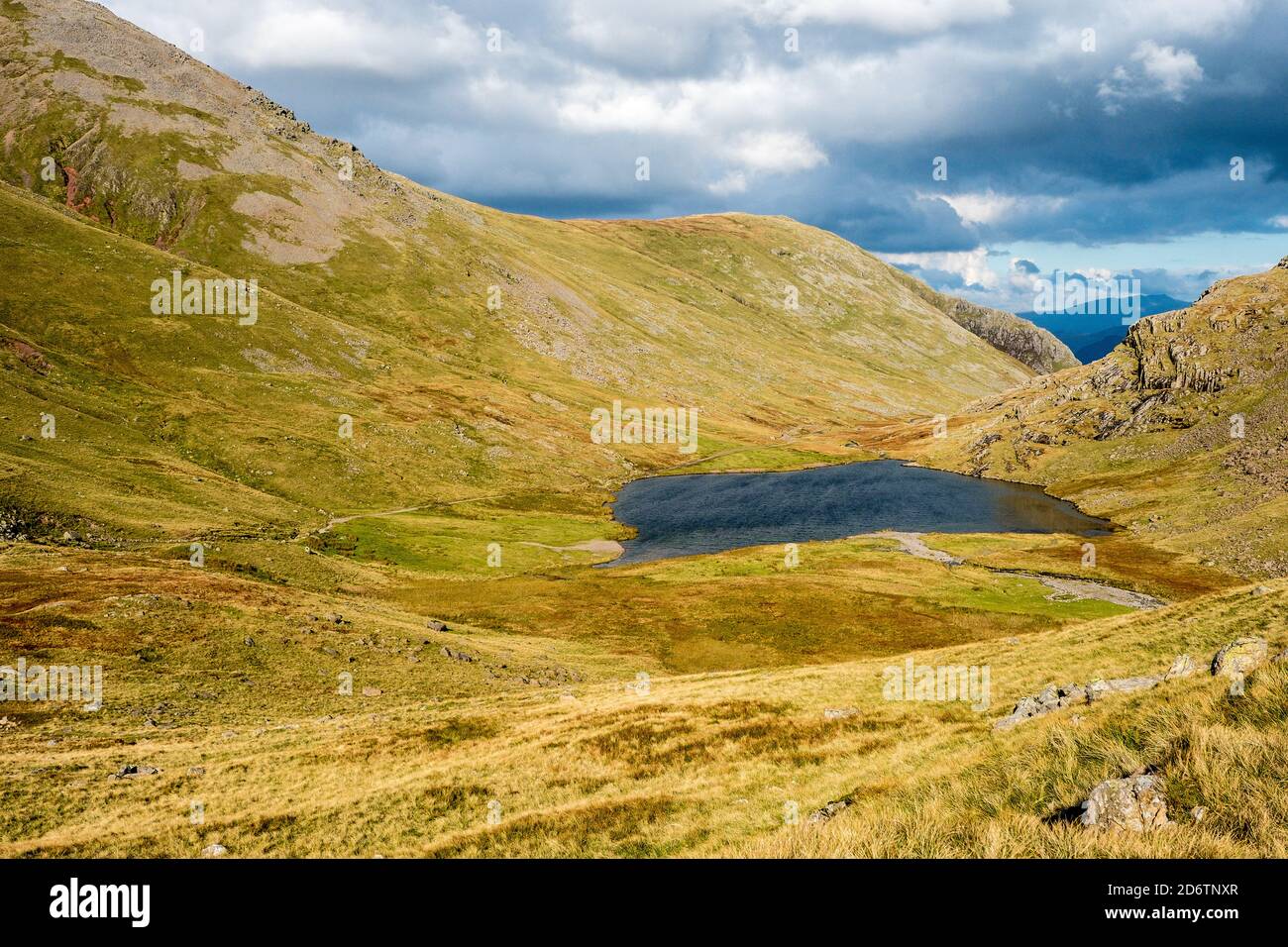 Sty Head Tarn auf dem Weg von Wasdale nach Borrowdale. Lake District National Park Stockfoto