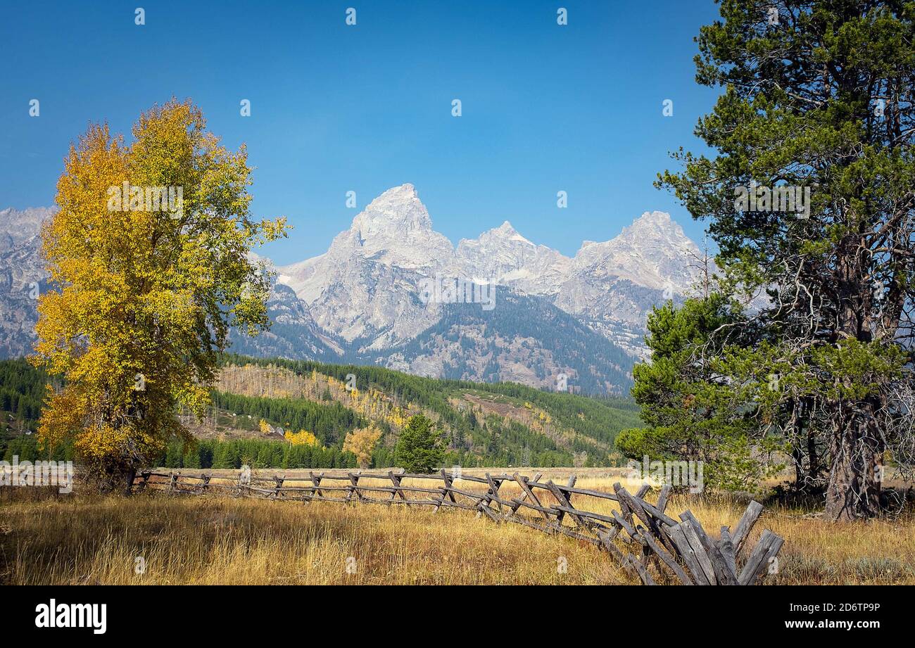 8. Oktober 2020: Auch unter einem Filter von wildem Rauch bleibt die Teton Range eine der schönsten Berglandschaften der Welt, Grand Teton National Park, Jackson, Wyoming. Stockfoto