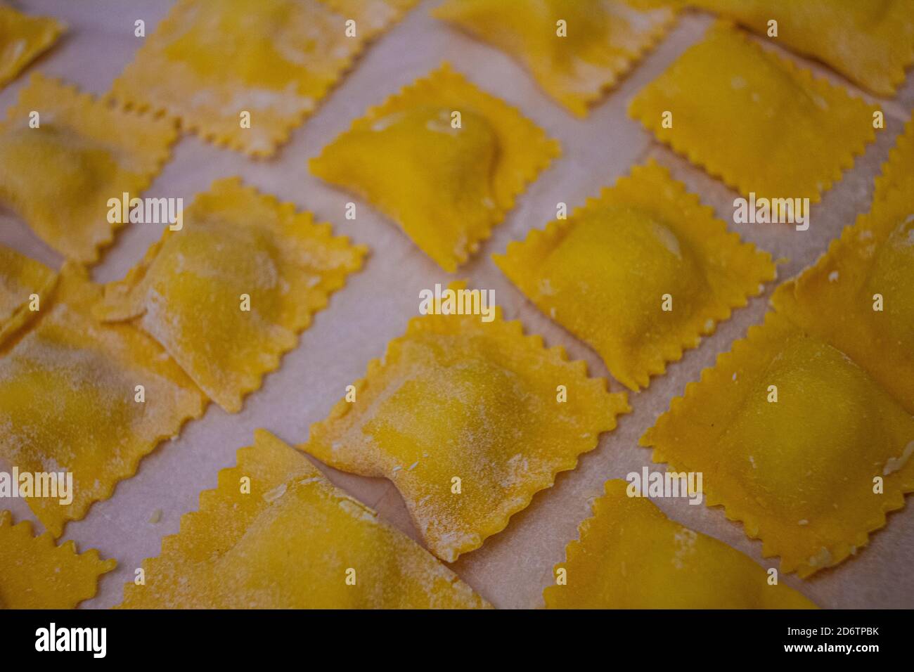 Die Kreation von Tortelli in der Küche. Typisches Gericht des Emilians: Italienische Küche. Stockfoto