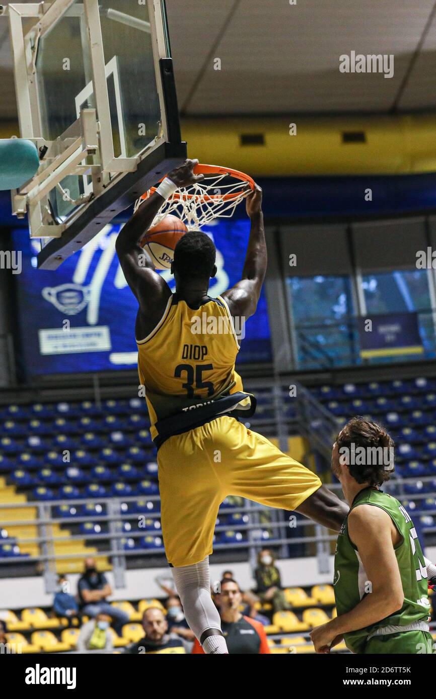 Turin, Italien. Oktober 2020. Erstes Heimspiel für reale Mutua Basket Torino vs Green Shop Pallacanestro Biella. Reale Mutua Basket Torino gewinnt 104:86. (Foto von Norberto Maccagno/PacifiPress) Quelle: SIPA USA/Alamy Live News Stockfoto