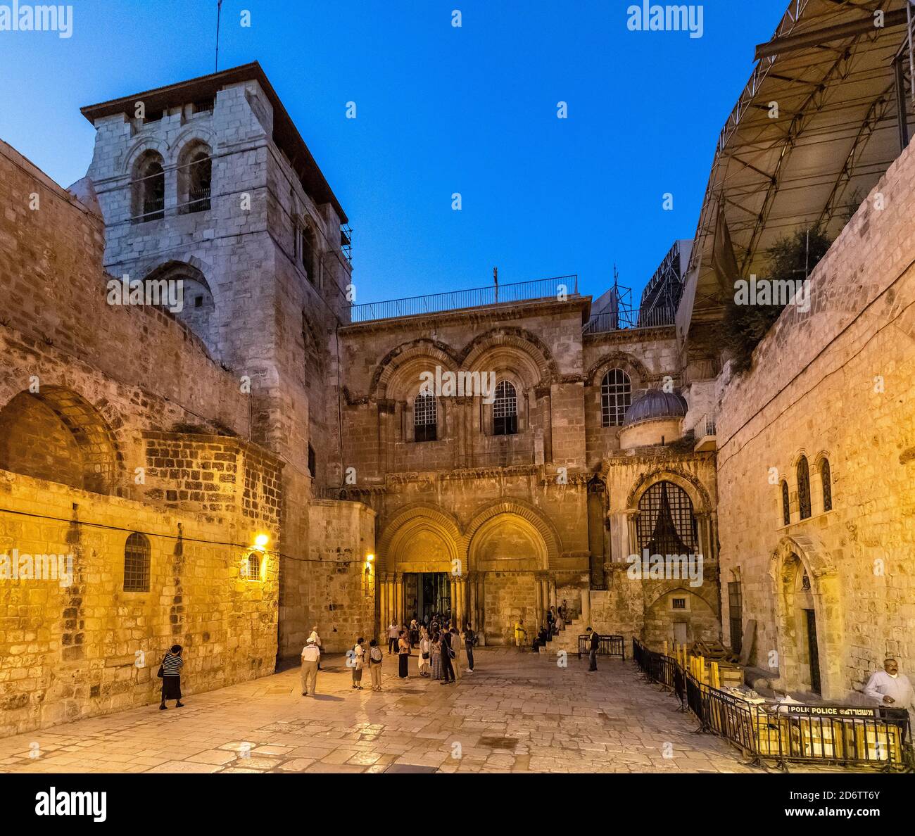 Jerusalem / Israel - 2017/10/11: Kirche des Heiligen Grabes mit gepflasterten Innenhof, Haupteingang und Kapelle der Franken in d City Stockfoto